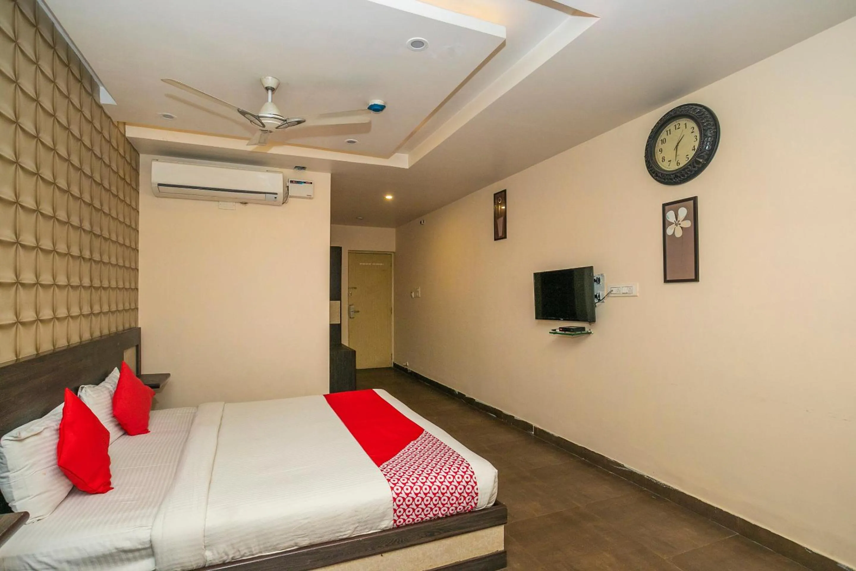 Bedroom in Collection O Indian Suites Near Sitara Restaurant