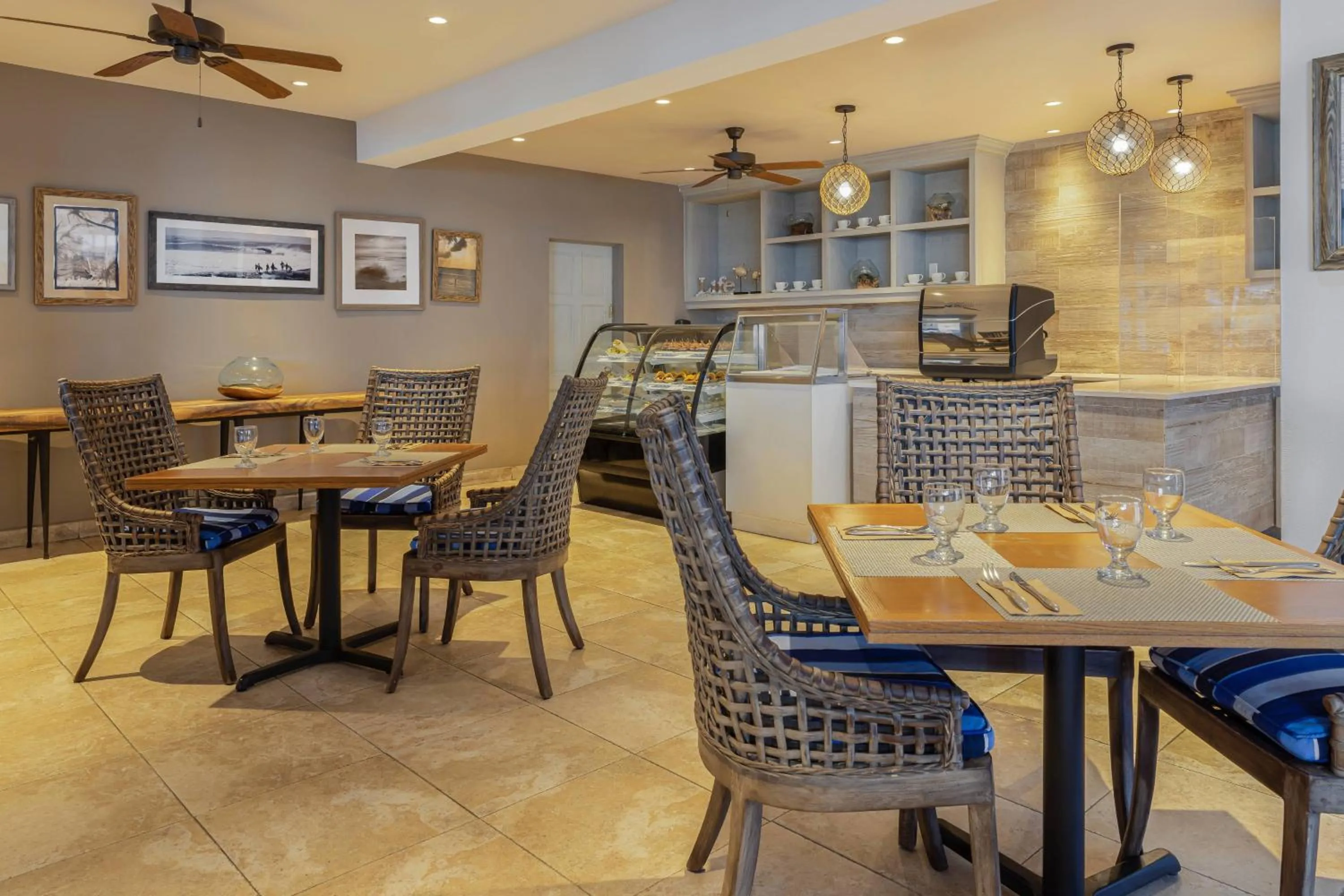 Lounge or bar in Waves Resort & Spa, Barbados, An Autograph Collection All-Inclusive Resort