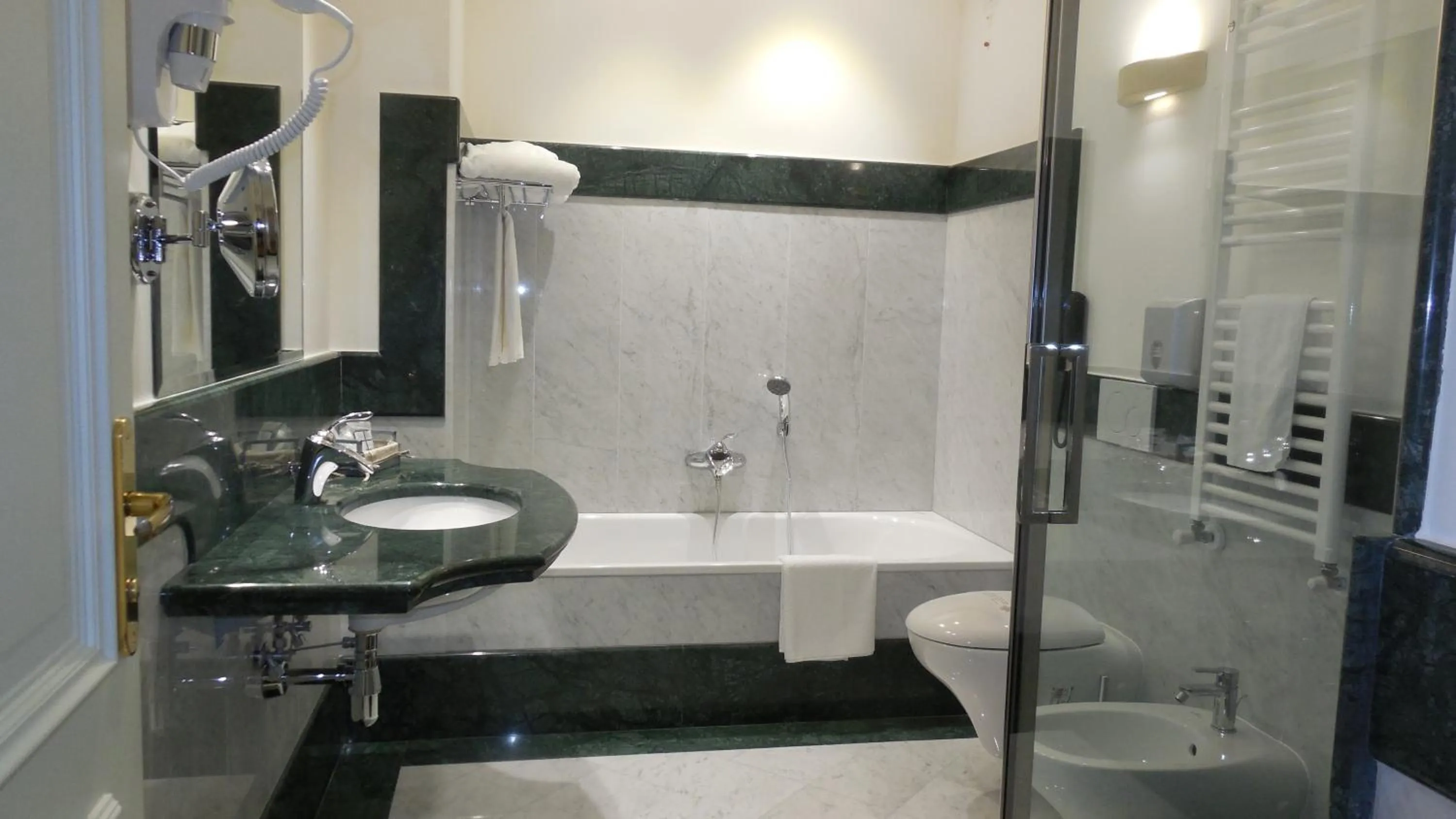 Bathroom in Hotel Marechiaro