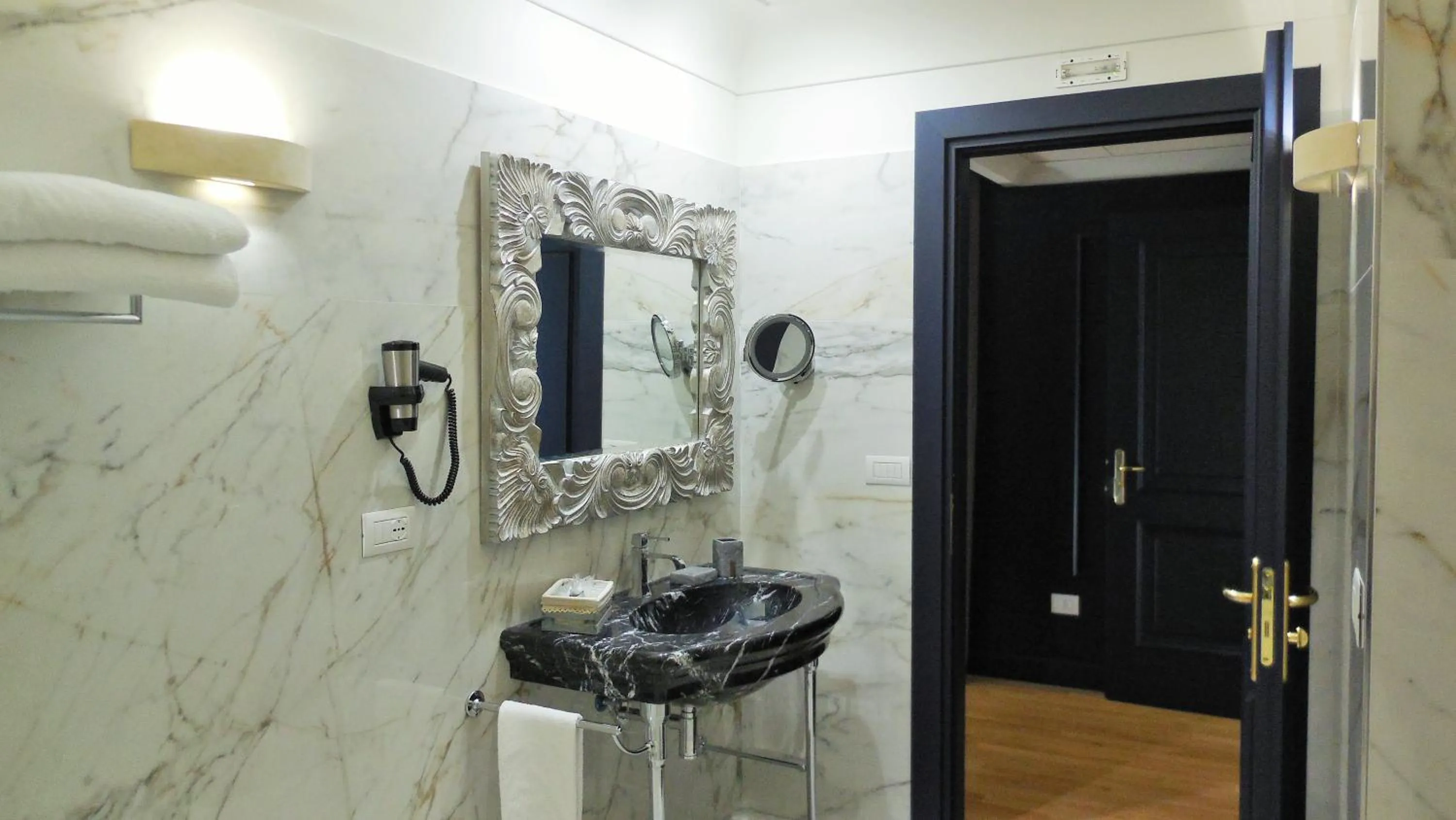 Bathroom in Hotel Marechiaro