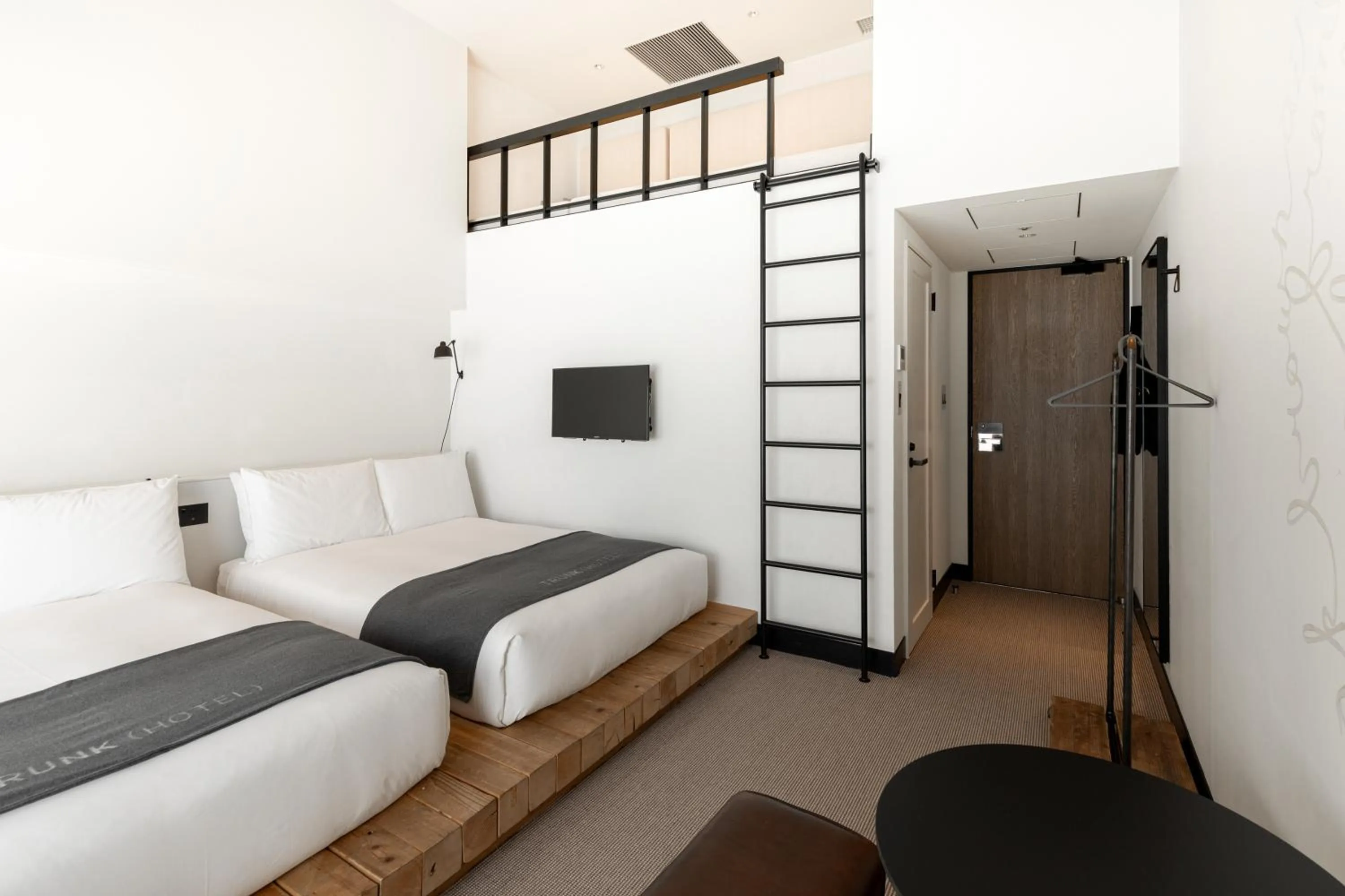 Bed in TRUNK (HOTEL)