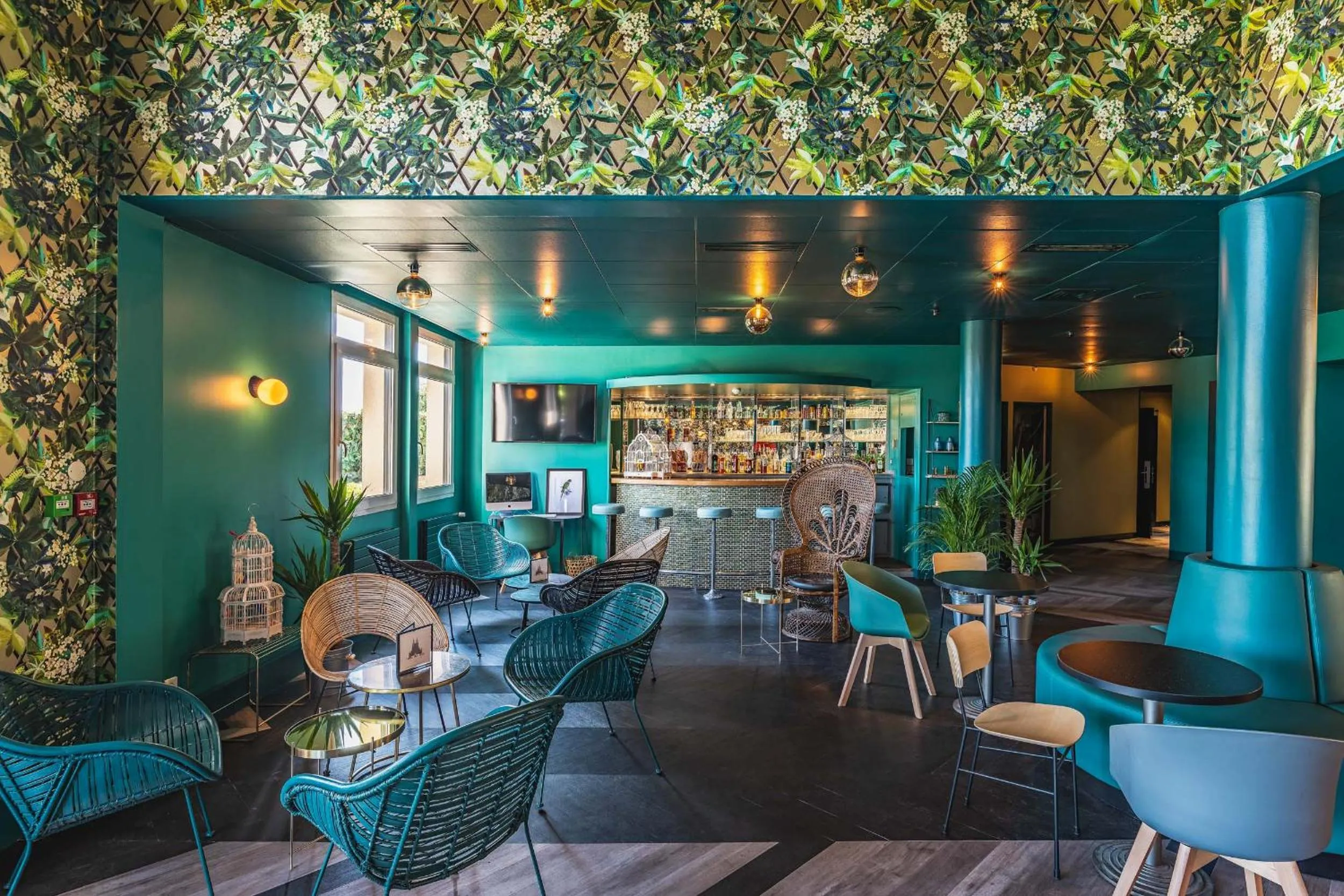 Lounge or bar in Best Western Hôtel Grand Parc Marne La Vallée