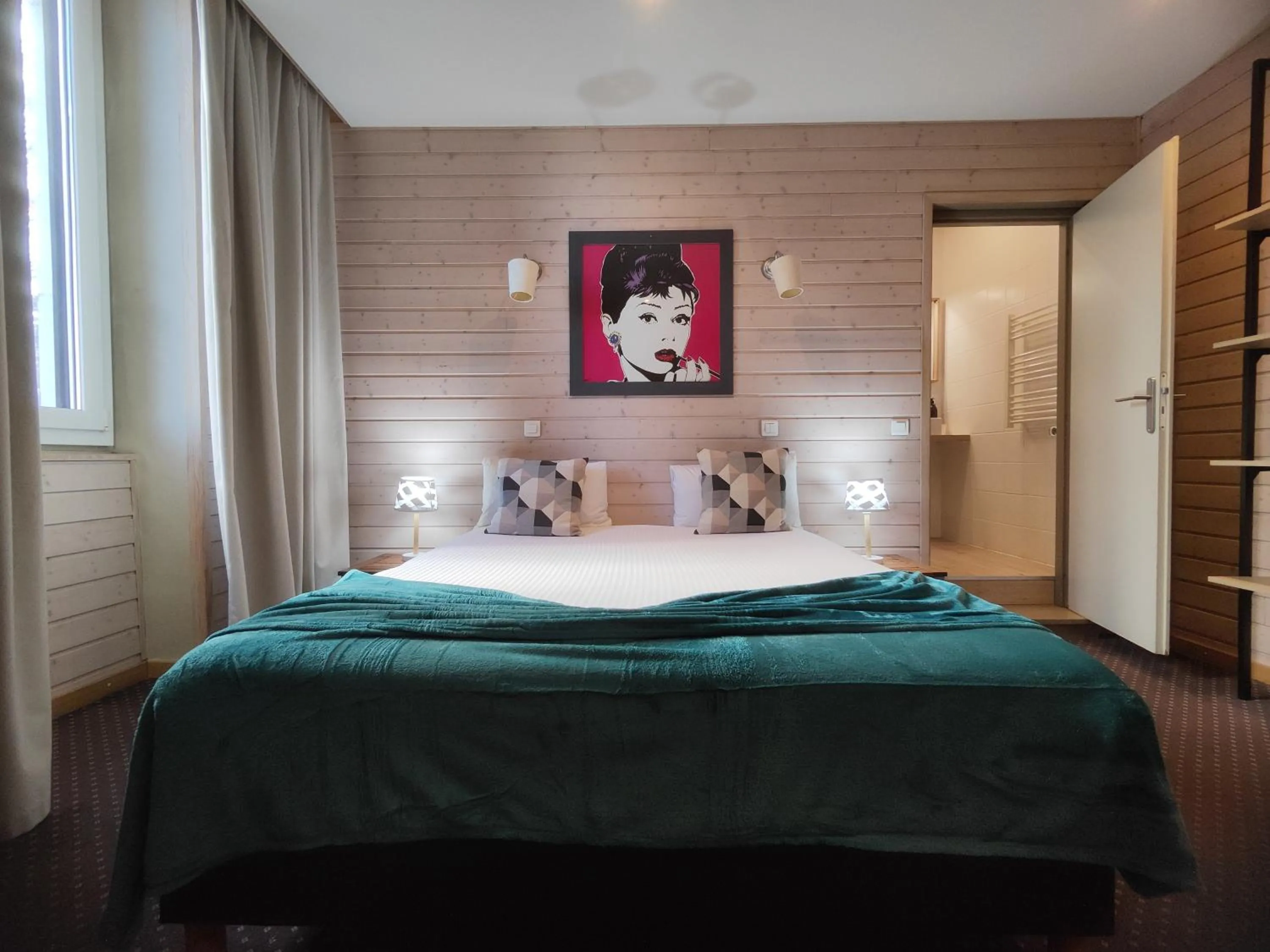 Bedroom, Bed in Hôtel des Alpes