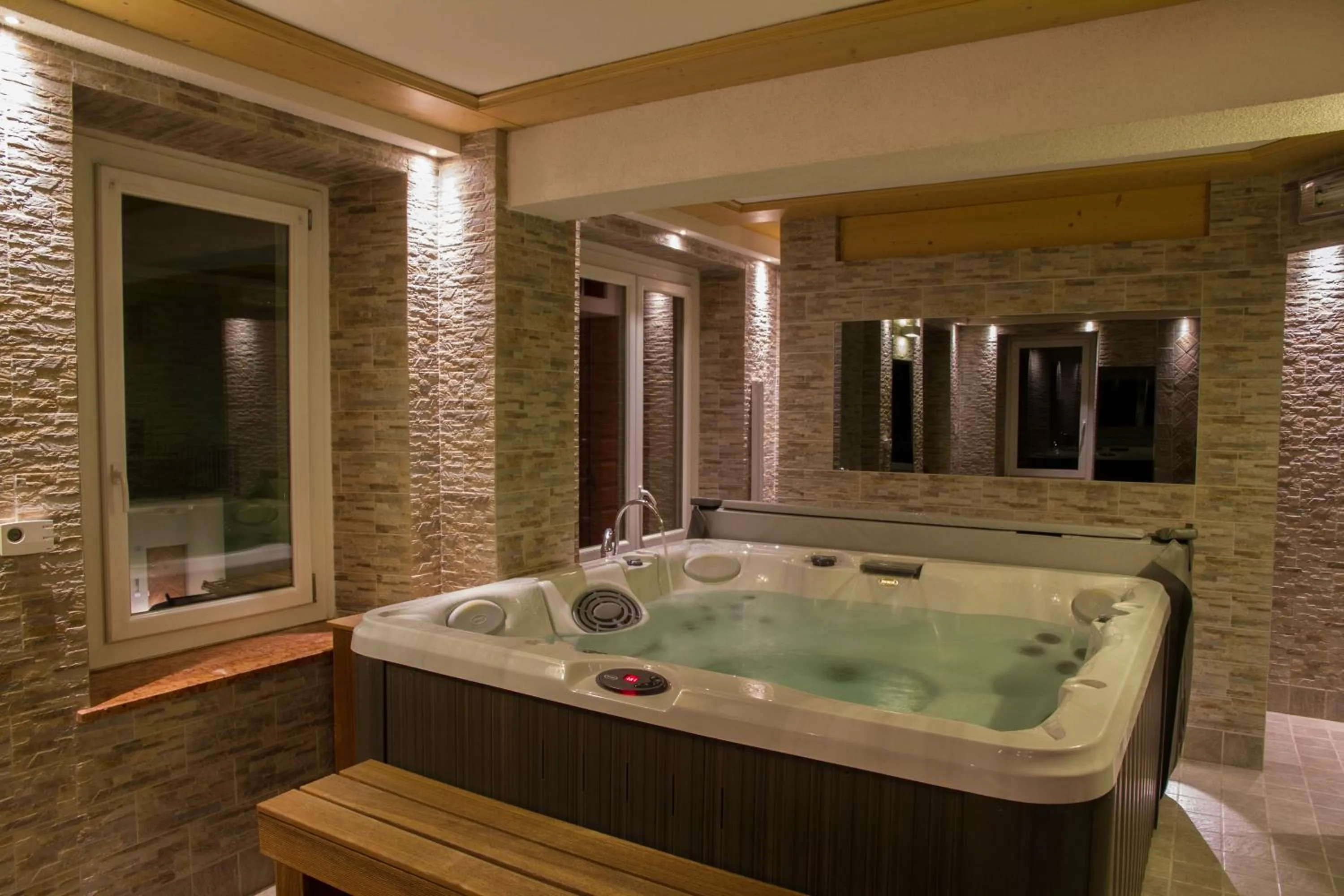 Hot Tub in Hotel Al Pelmo Wellness