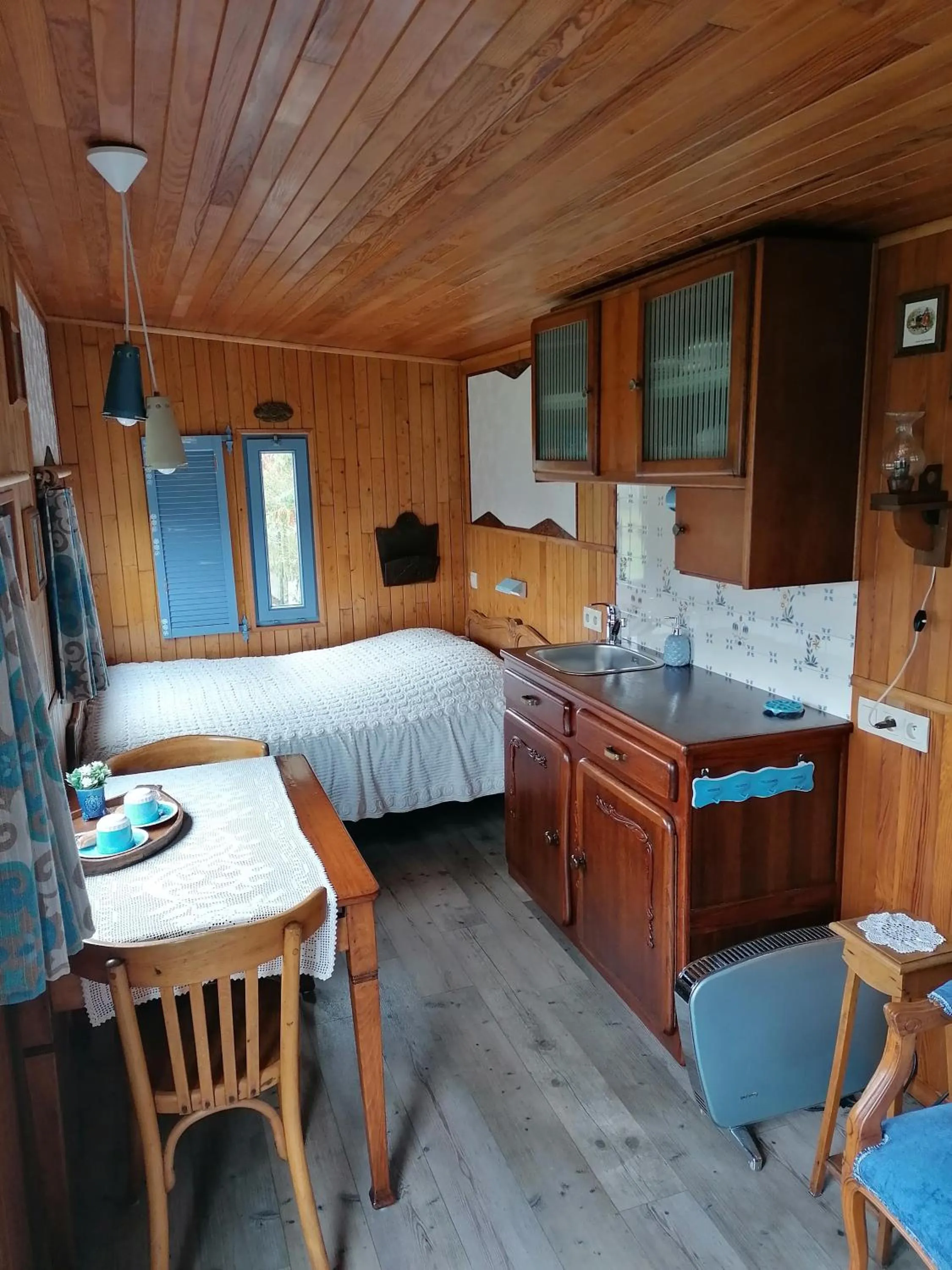 Kitchen or kitchenette, Bed in B&B Dream On Wheels
