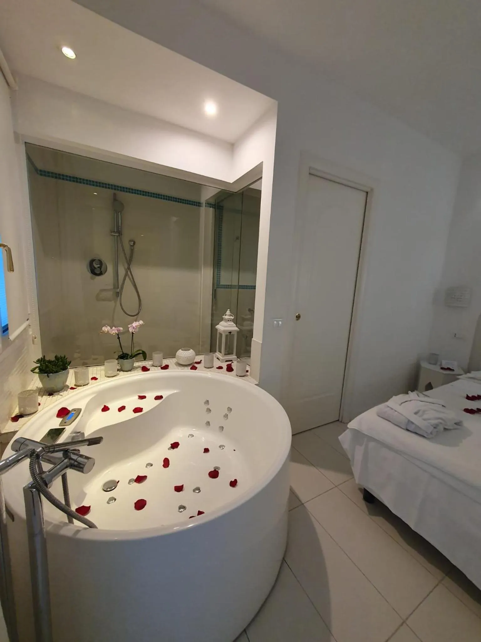 Shower, Bed in Hotel Al Cavallino Bianco