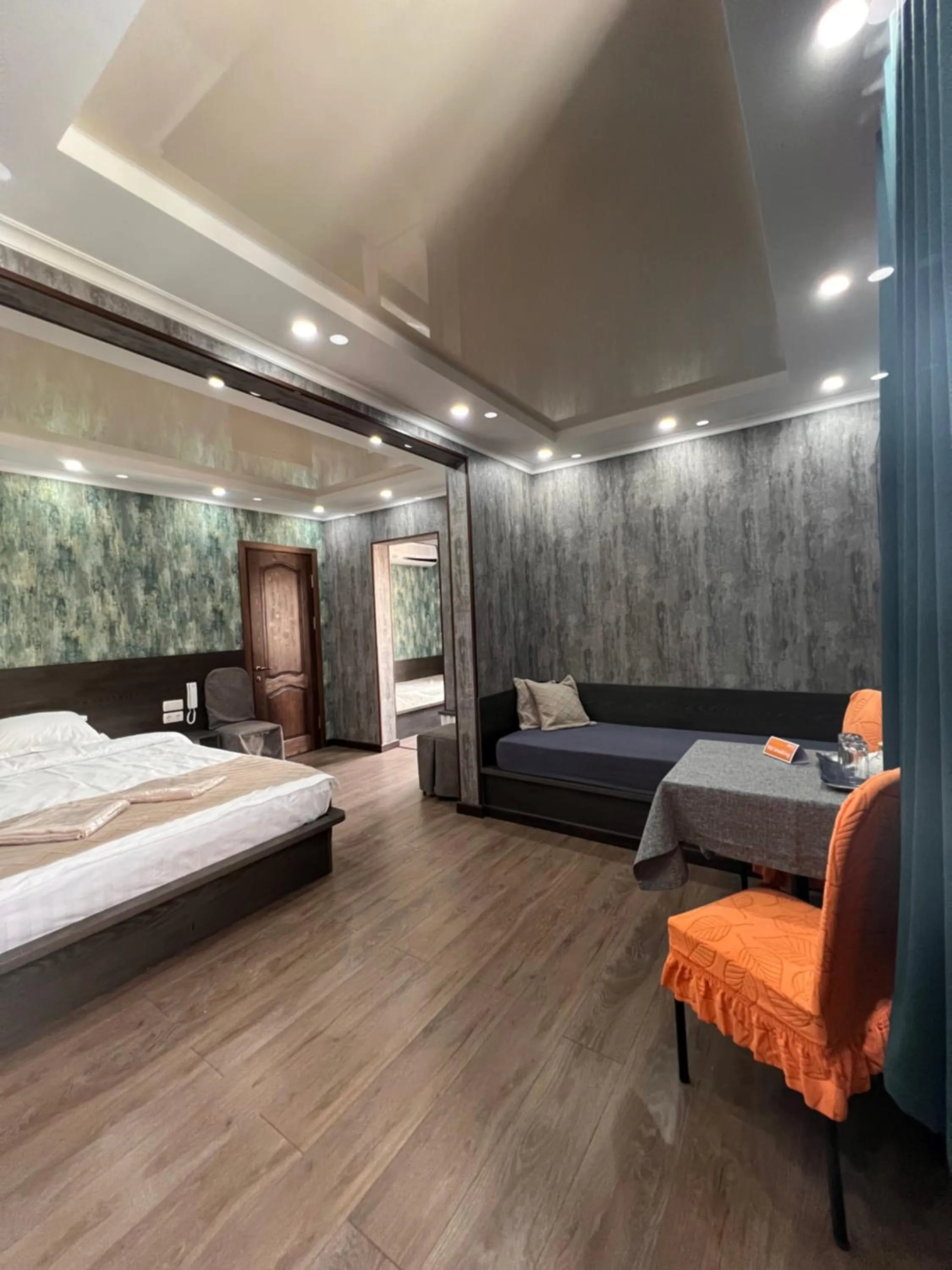 Photo of the whole room, Bed in Salut Hotel