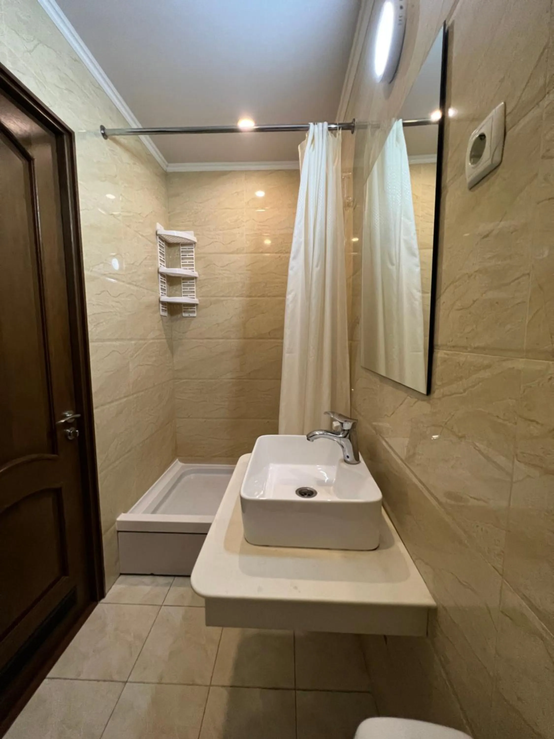 Shower in Salut Hotel