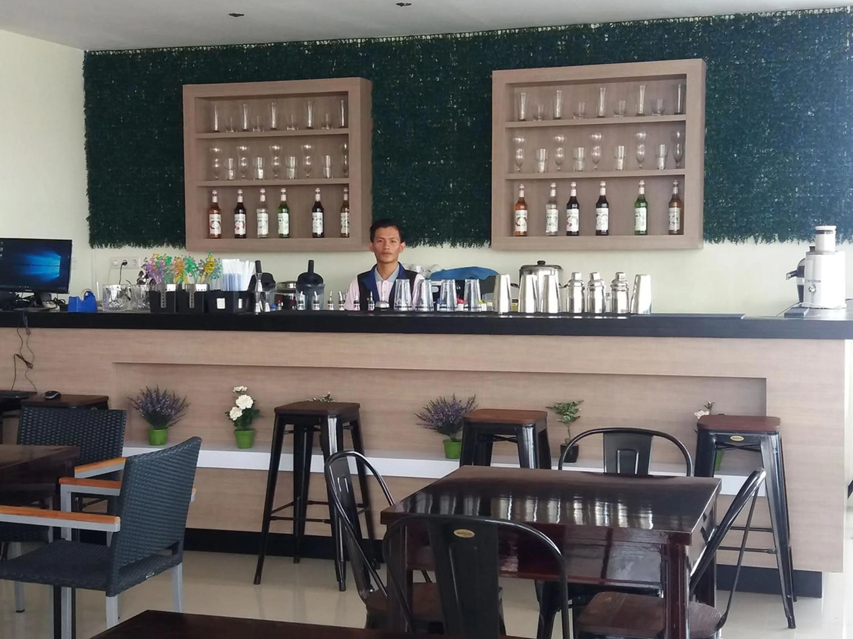 Restaurant/places to eat in Avon's Residence