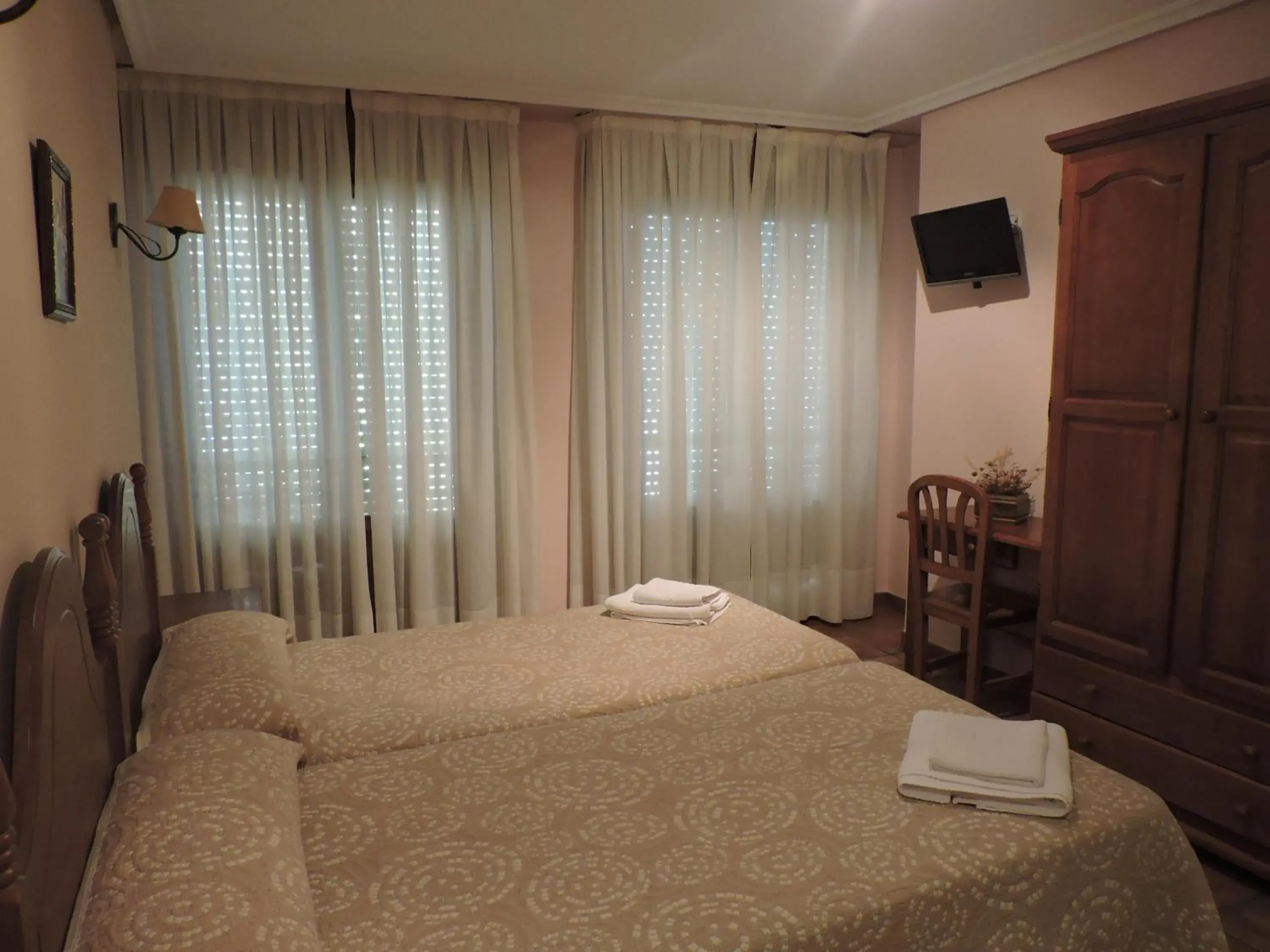 Double Room with Private Bathroom in Hostal Villa de Navarrete Double Room with Private Bathroom in Hostal Villa de Navarrete