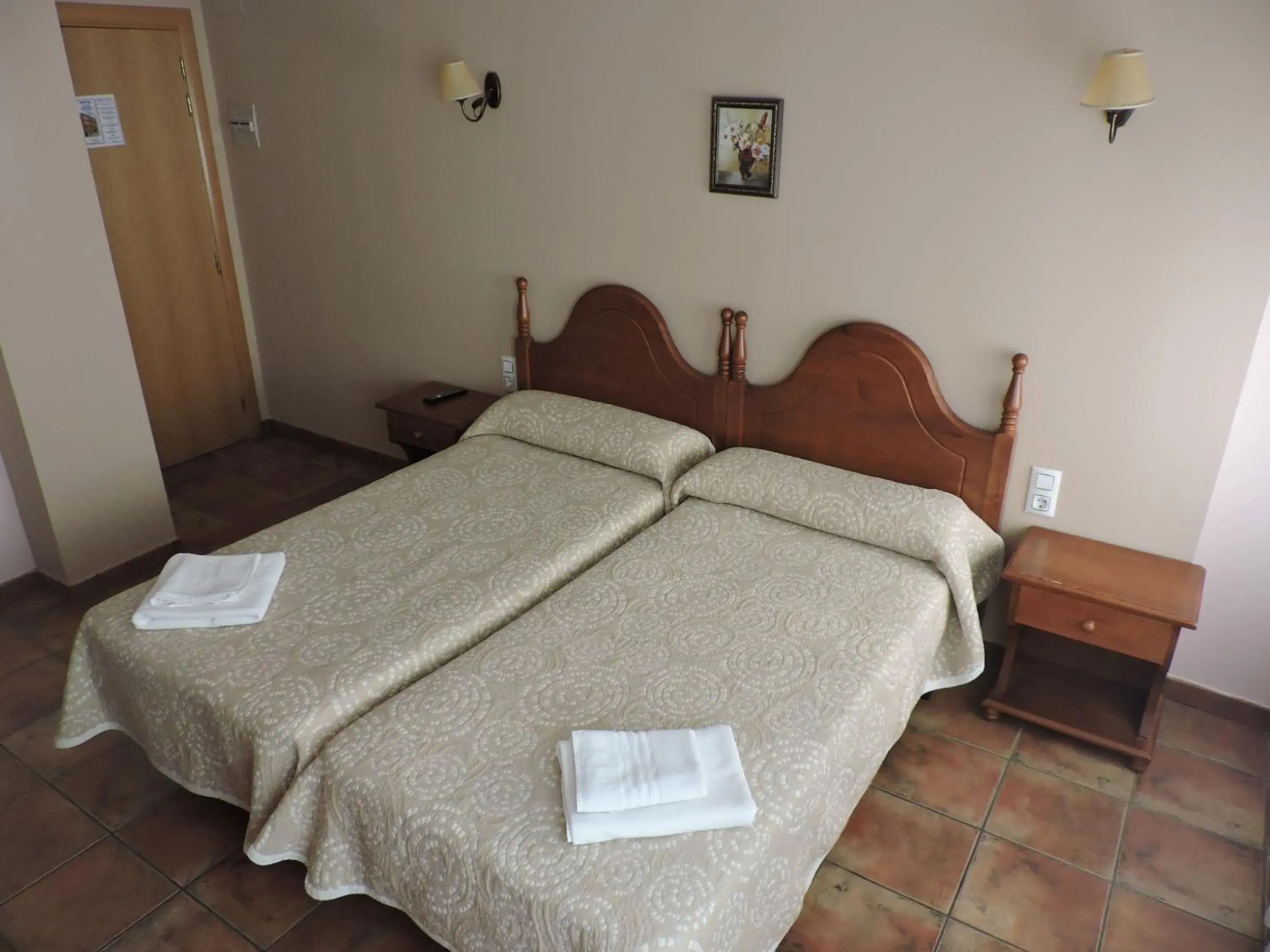 Double Room with Private Bathroom in Hostal Villa de Navarrete Double Room with Private Bathroom in Hostal Villa de Navarrete
