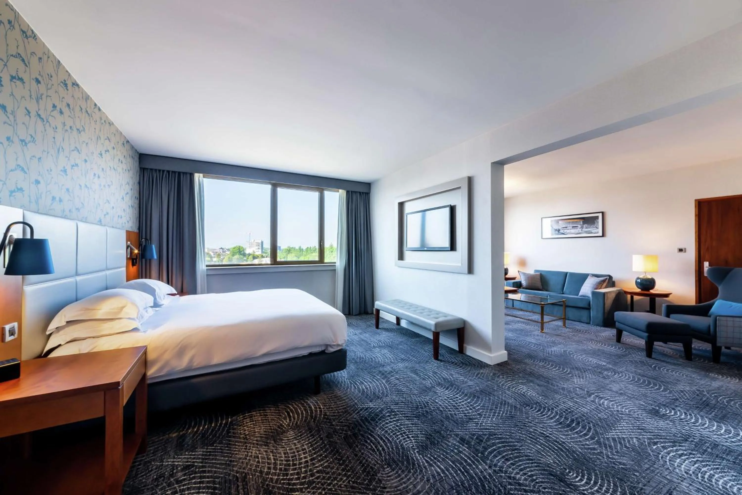 Living room, Bed in Hilton Strasbourg