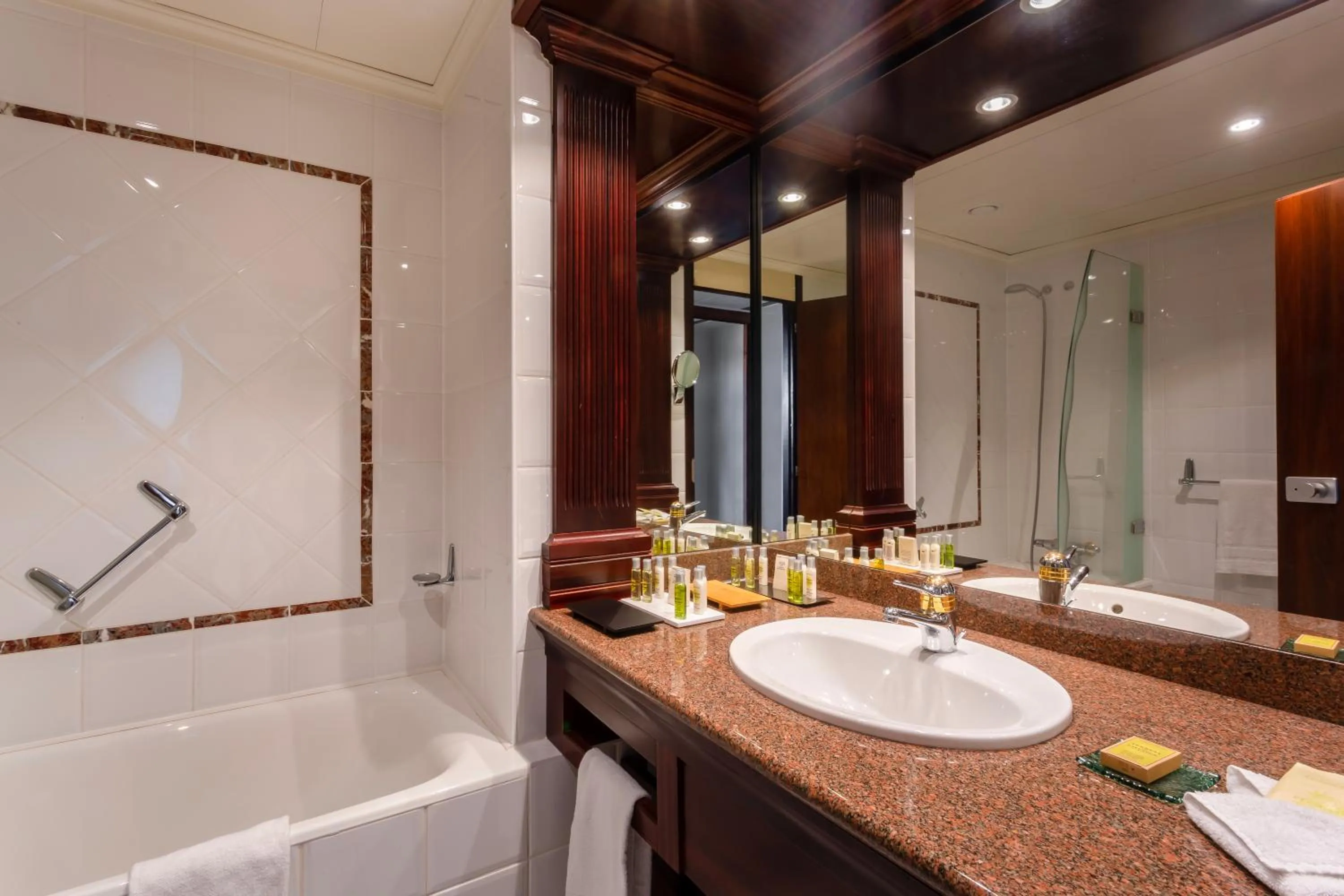 Bathroom in Hilton Strasbourg