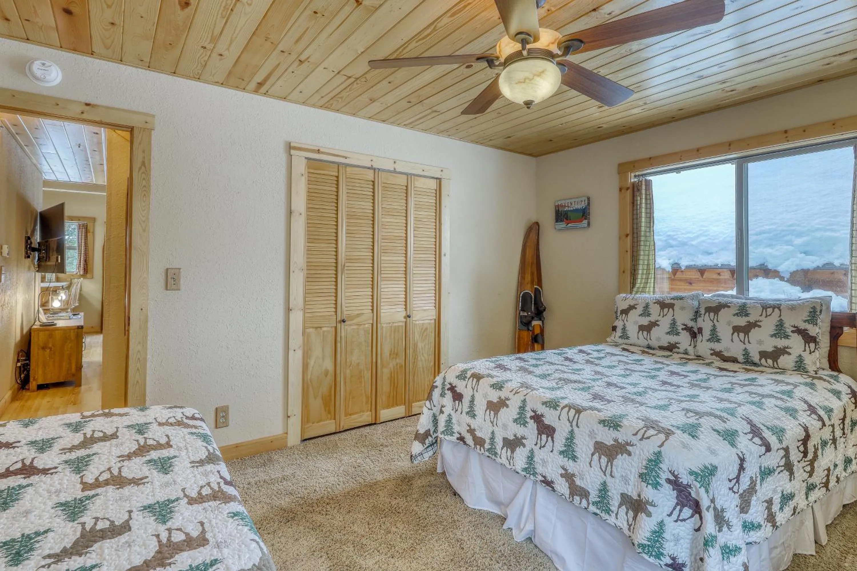 Bed in Snowpeak Chalet in Tahoe Donner