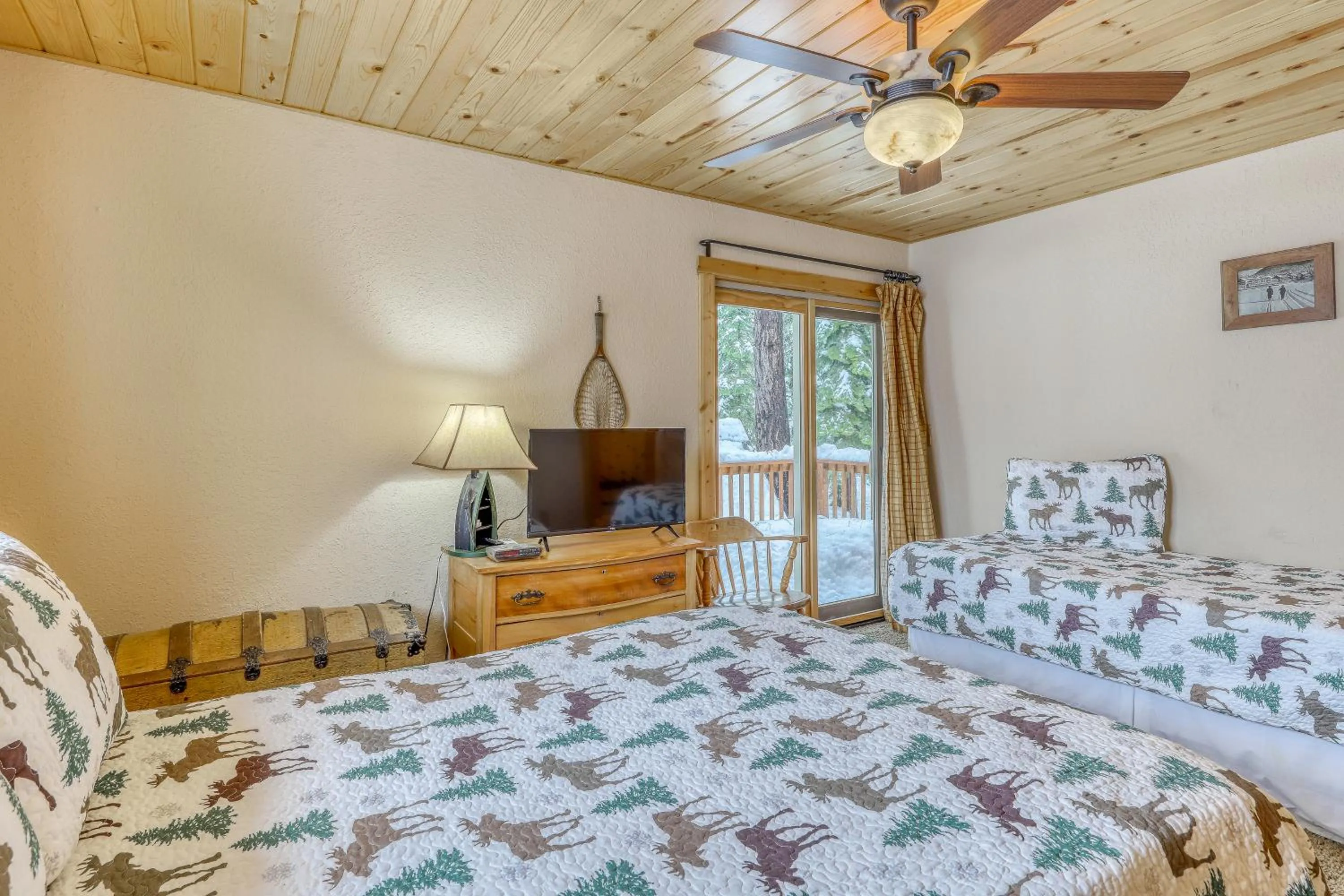 Bed in Snowpeak Chalet in Tahoe Donner