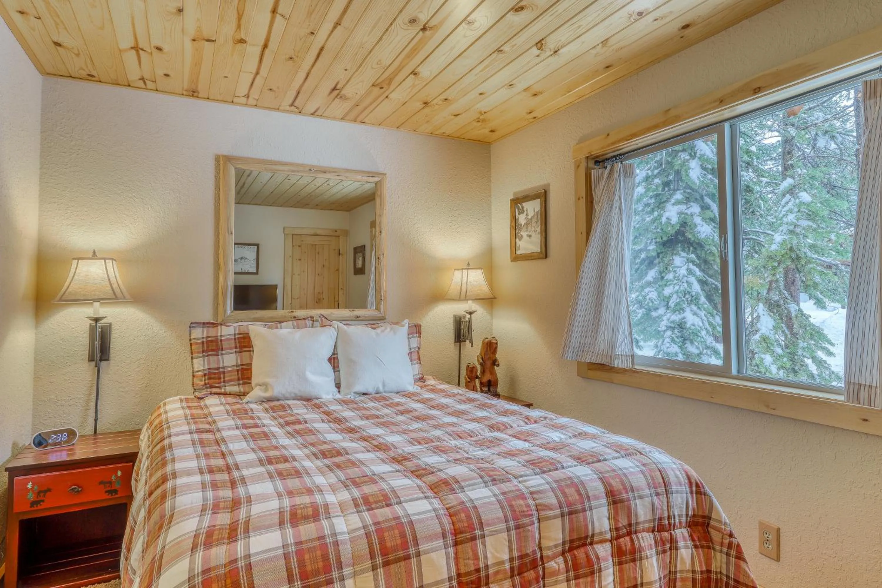 Bed in Snowpeak Chalet in Tahoe Donner