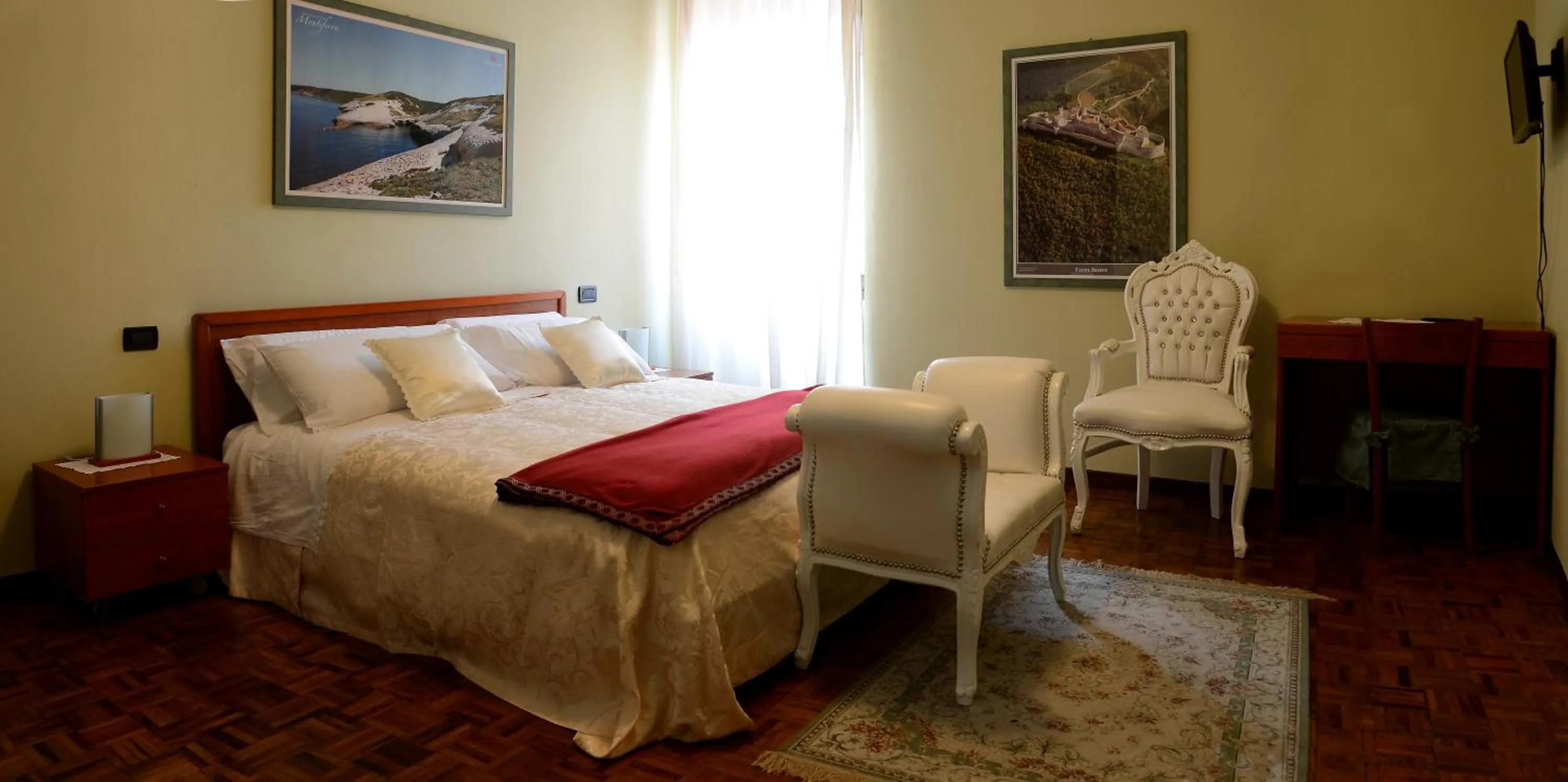 Photo of the whole room, Bed in Hotel La Fenice