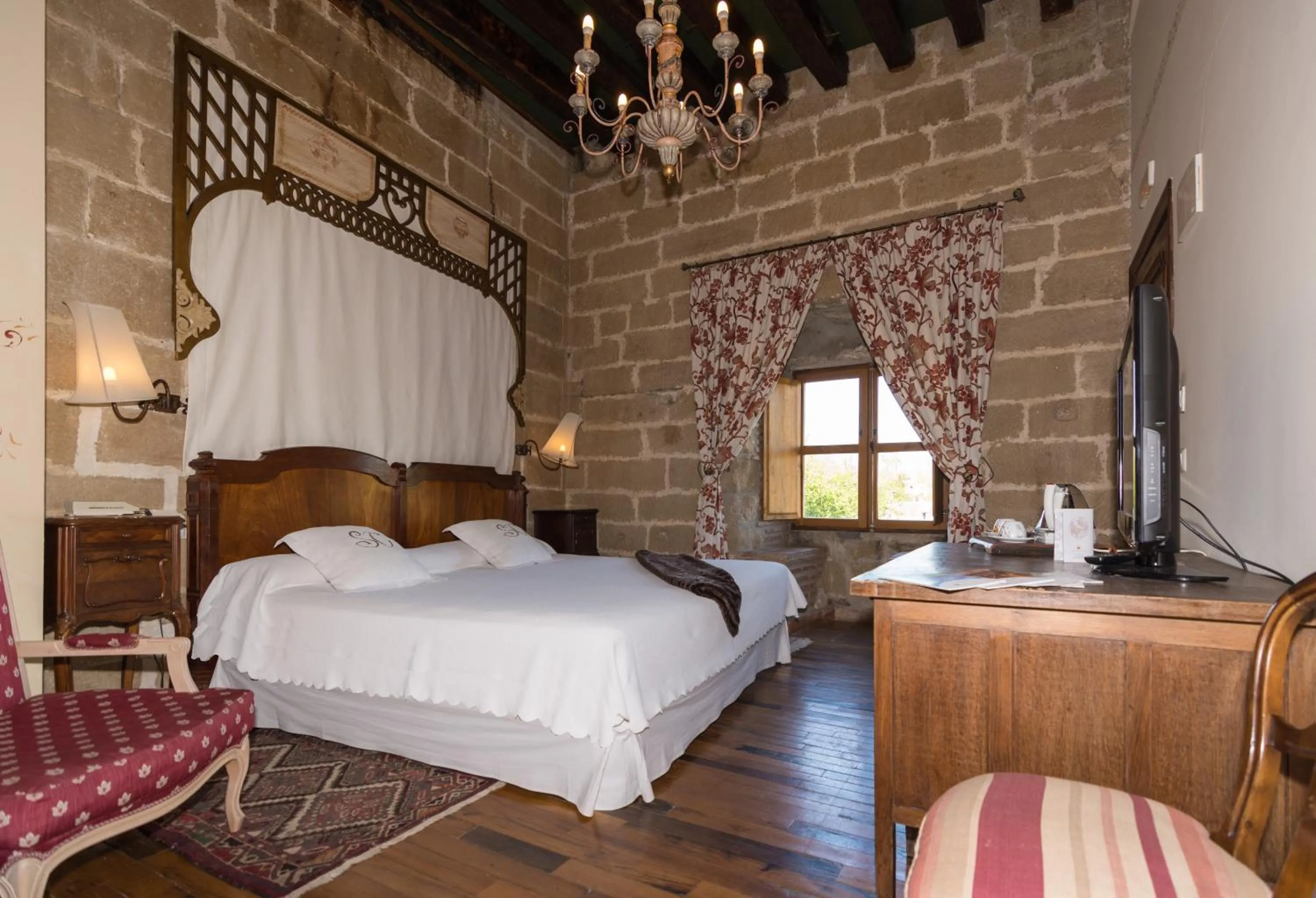 Photo of the whole room, Bed in Hospedería Señorío de Casalarreina