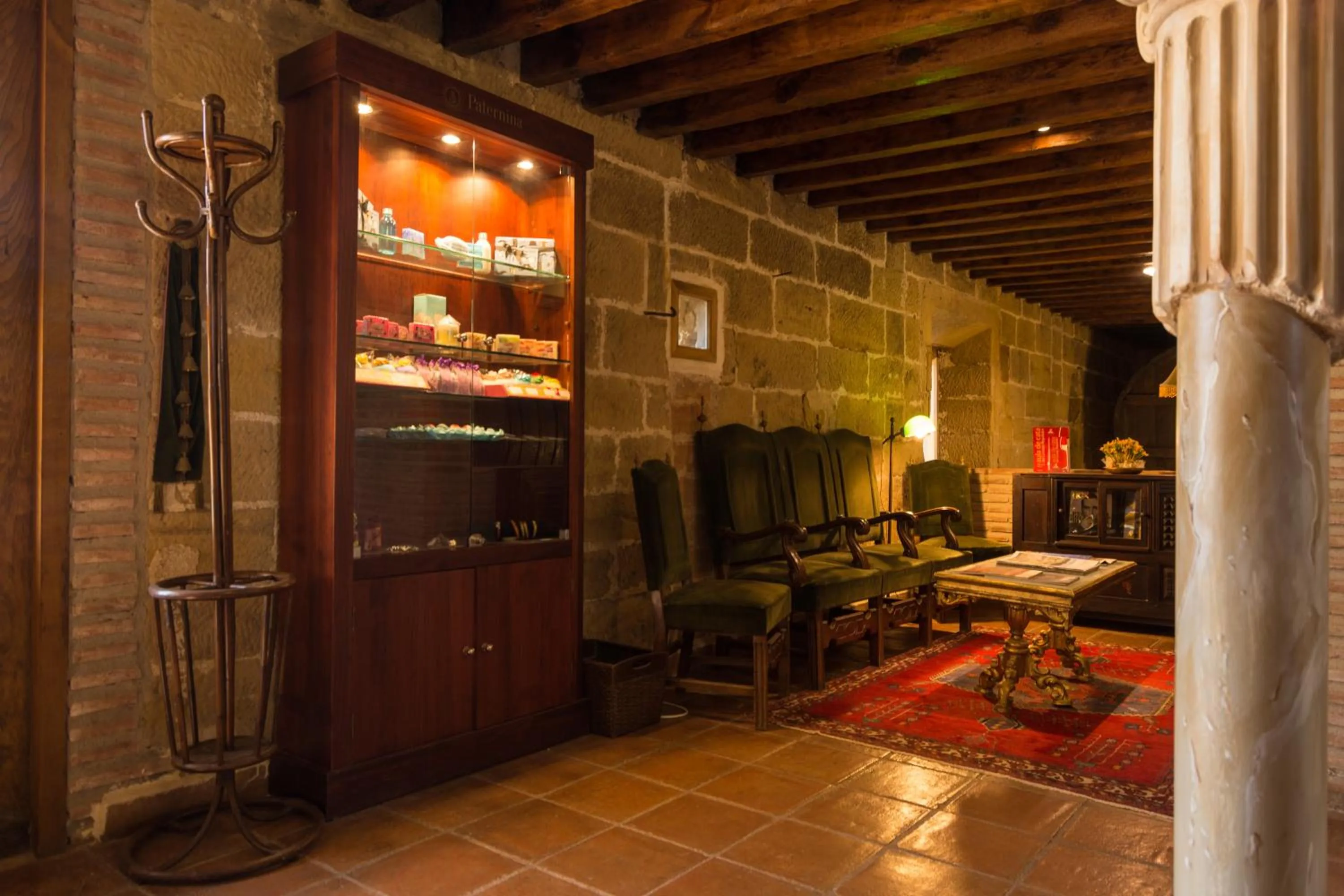 Lobby or reception in Hospedería Señorío de Casalarreina