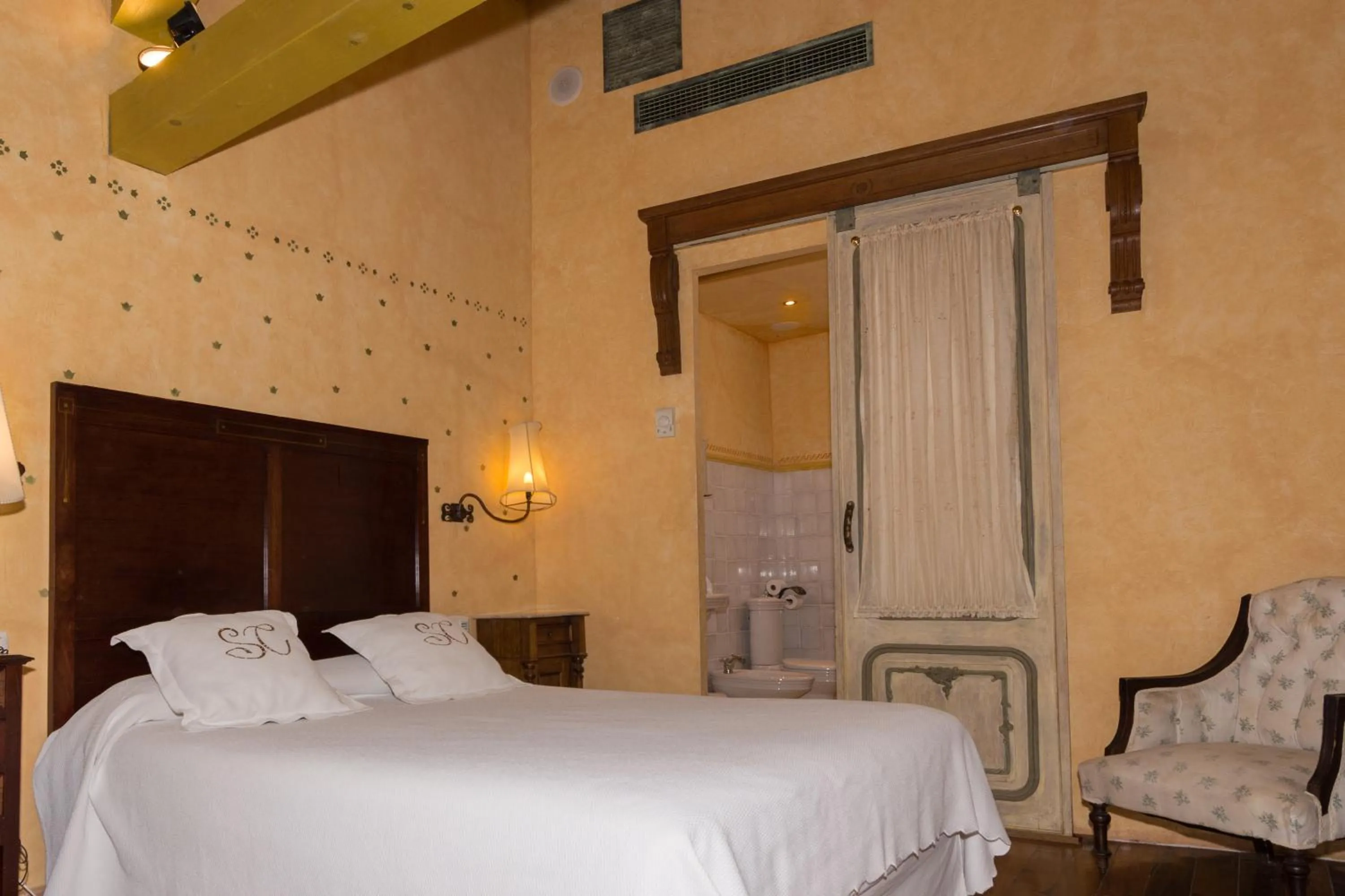 Photo of the whole room, Bed in Hospedería Señorío de Casalarreina