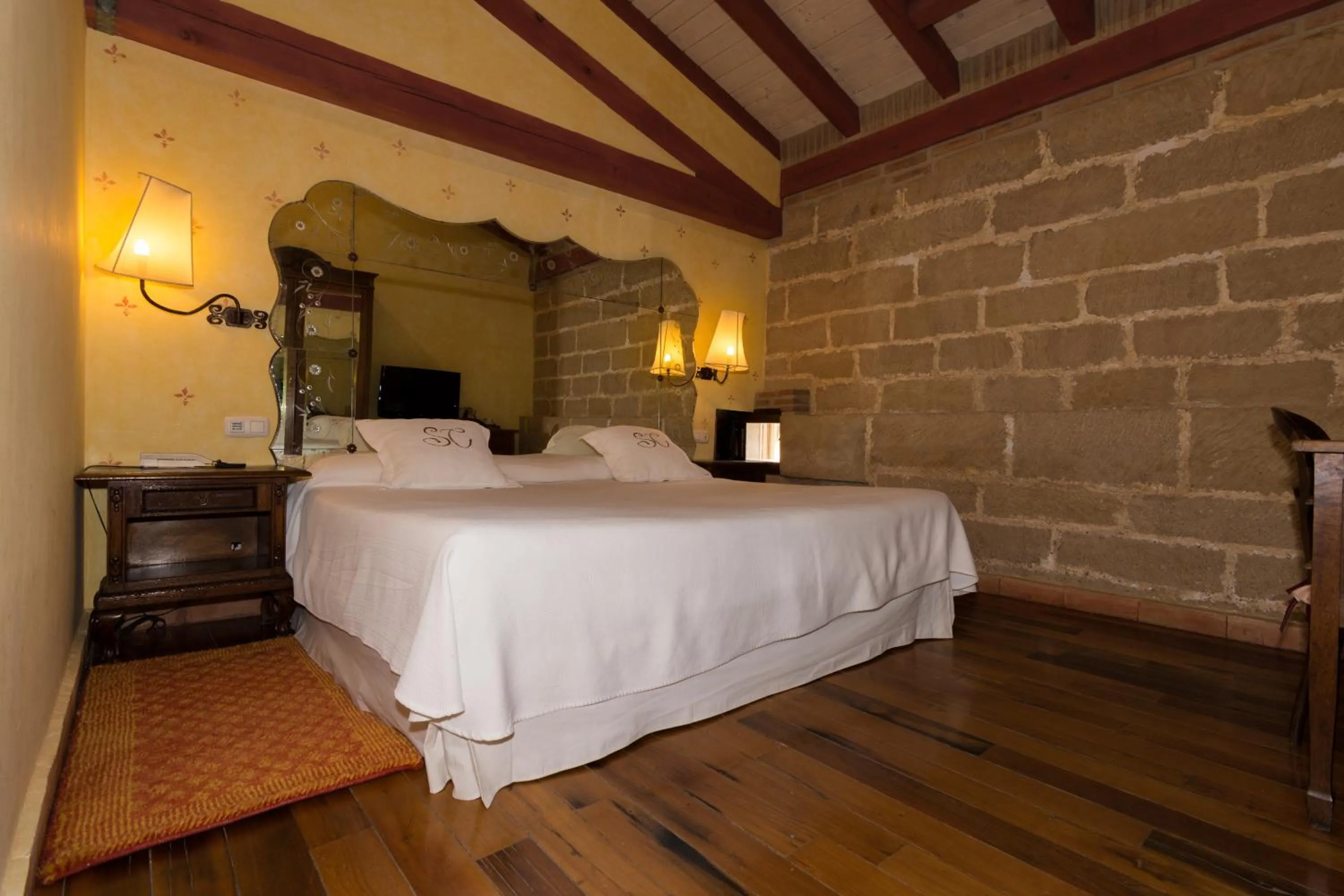 Photo of the whole room, Bed in Hospedería Señorío de Casalarreina