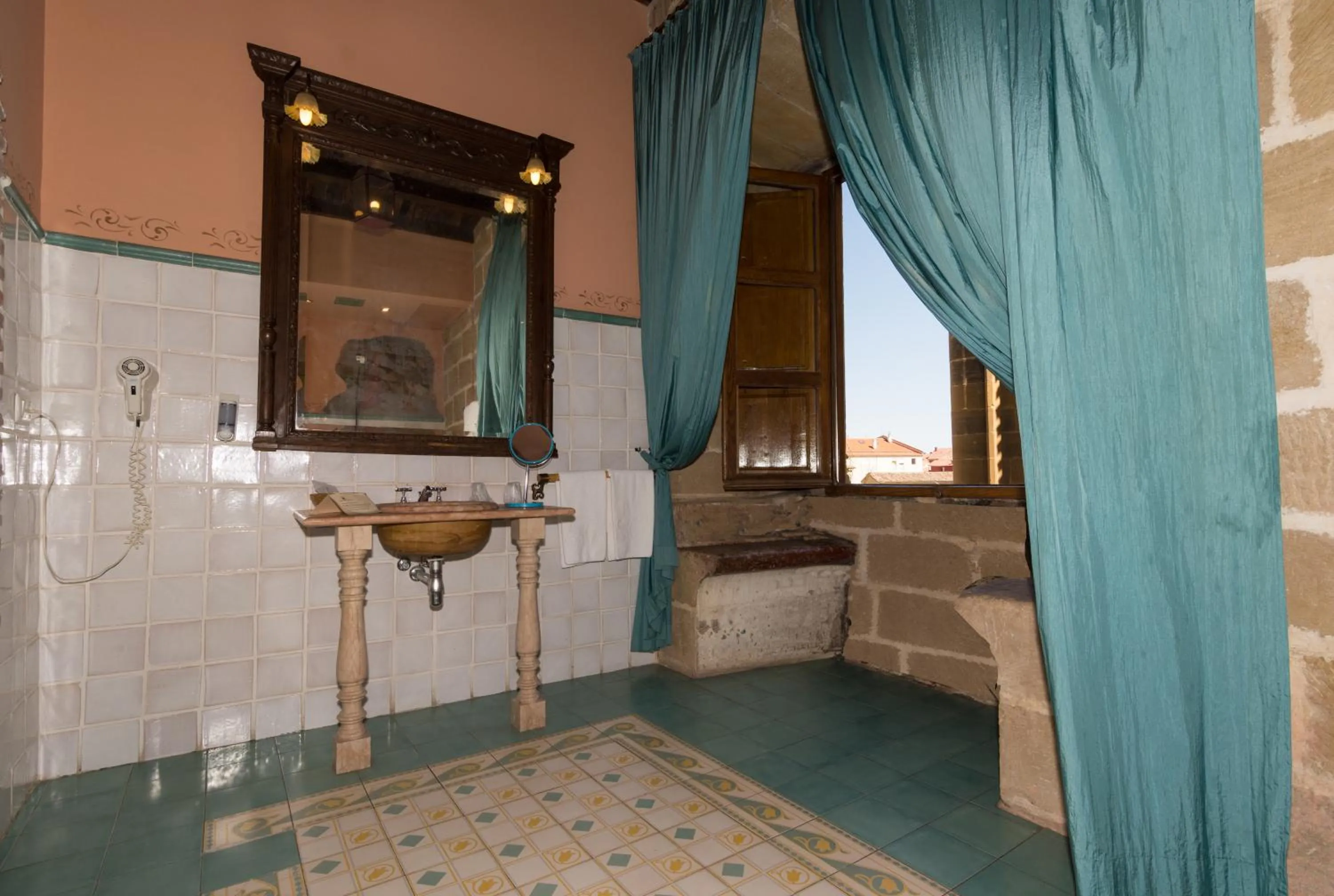 Bathroom in Hospedería Señorío de Casalarreina
