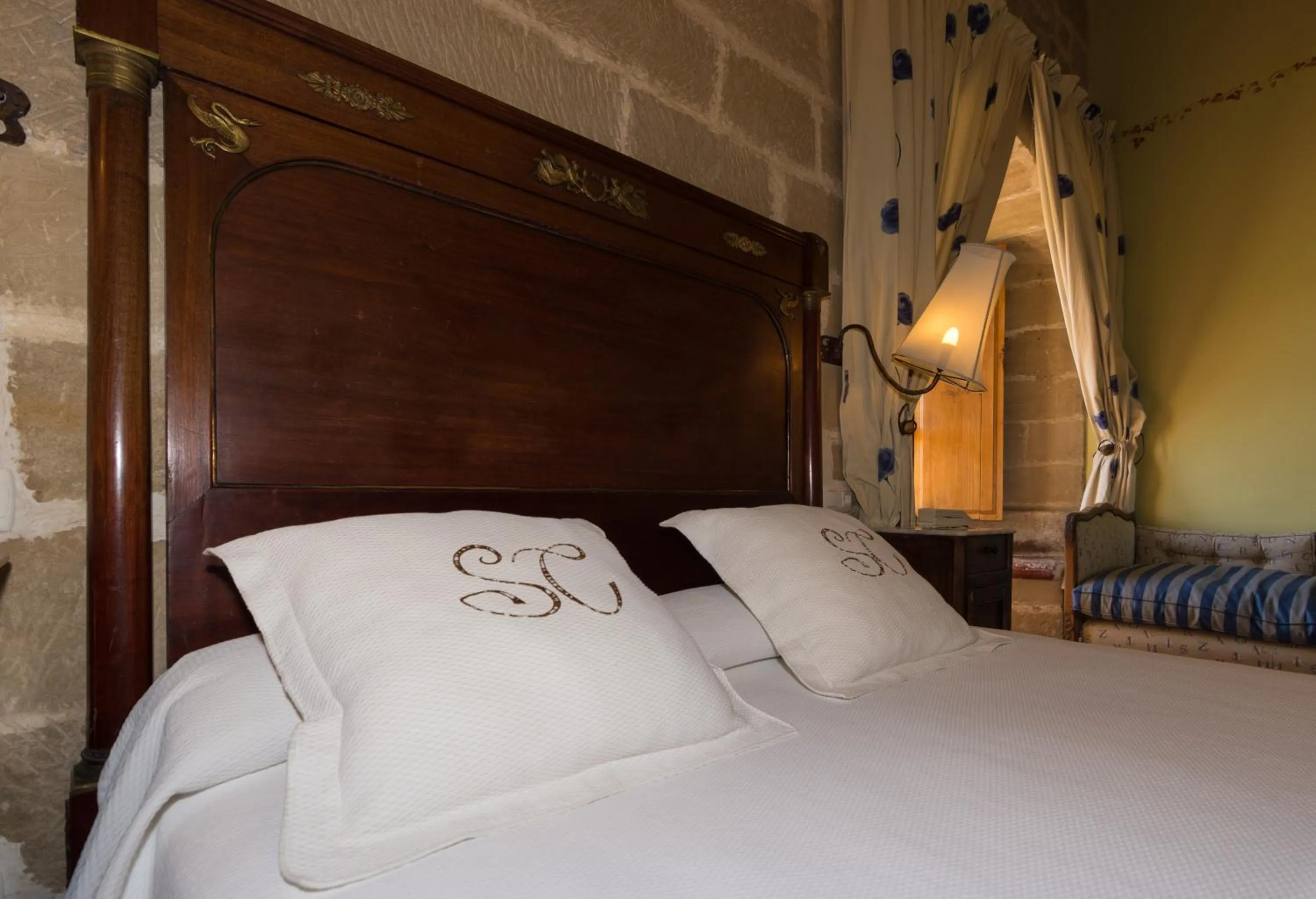 Photo of the whole room, Bed in Hospedería Señorío de Casalarreina