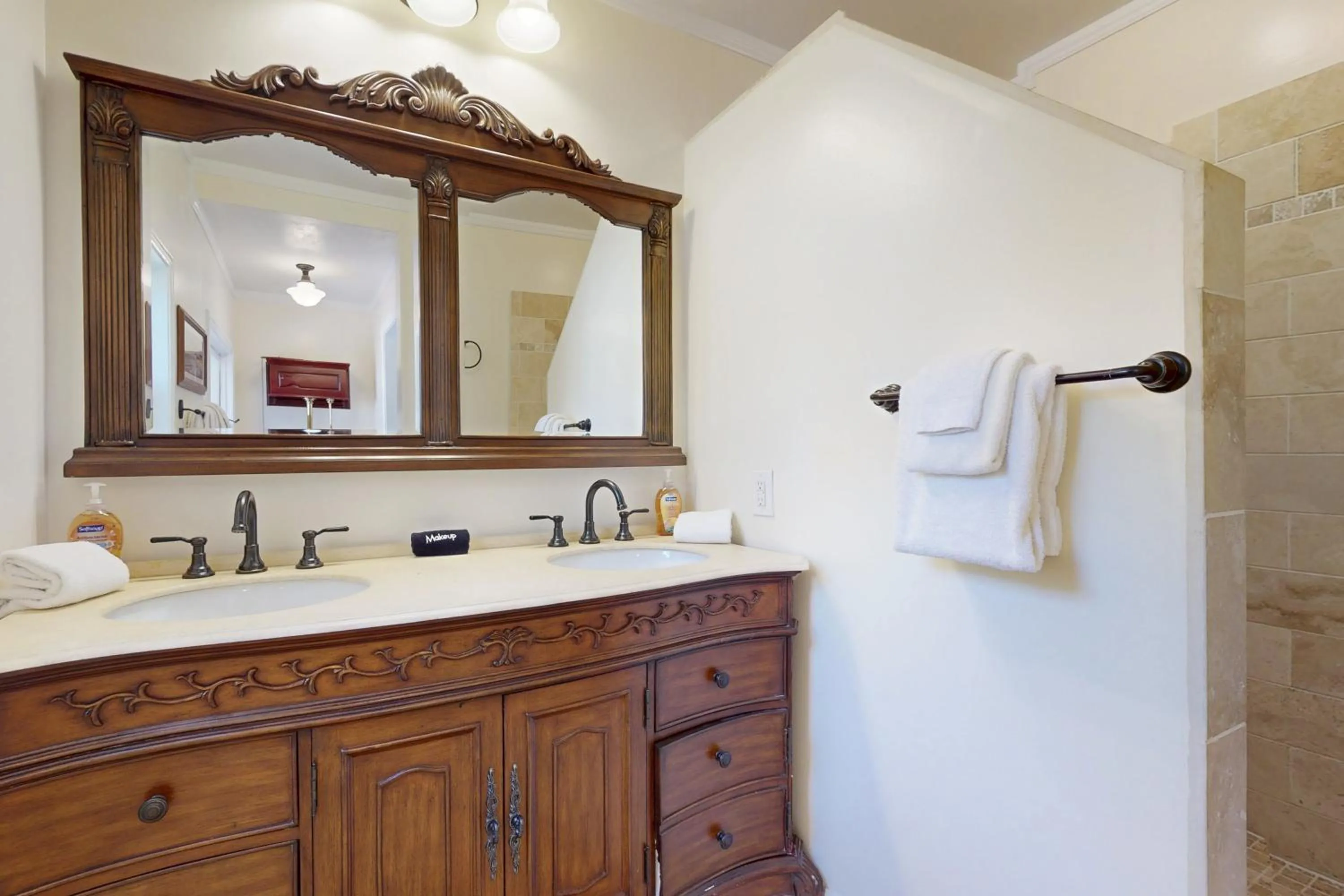 Large Oceanfront Bluff Home - Hot Tub Kids Room