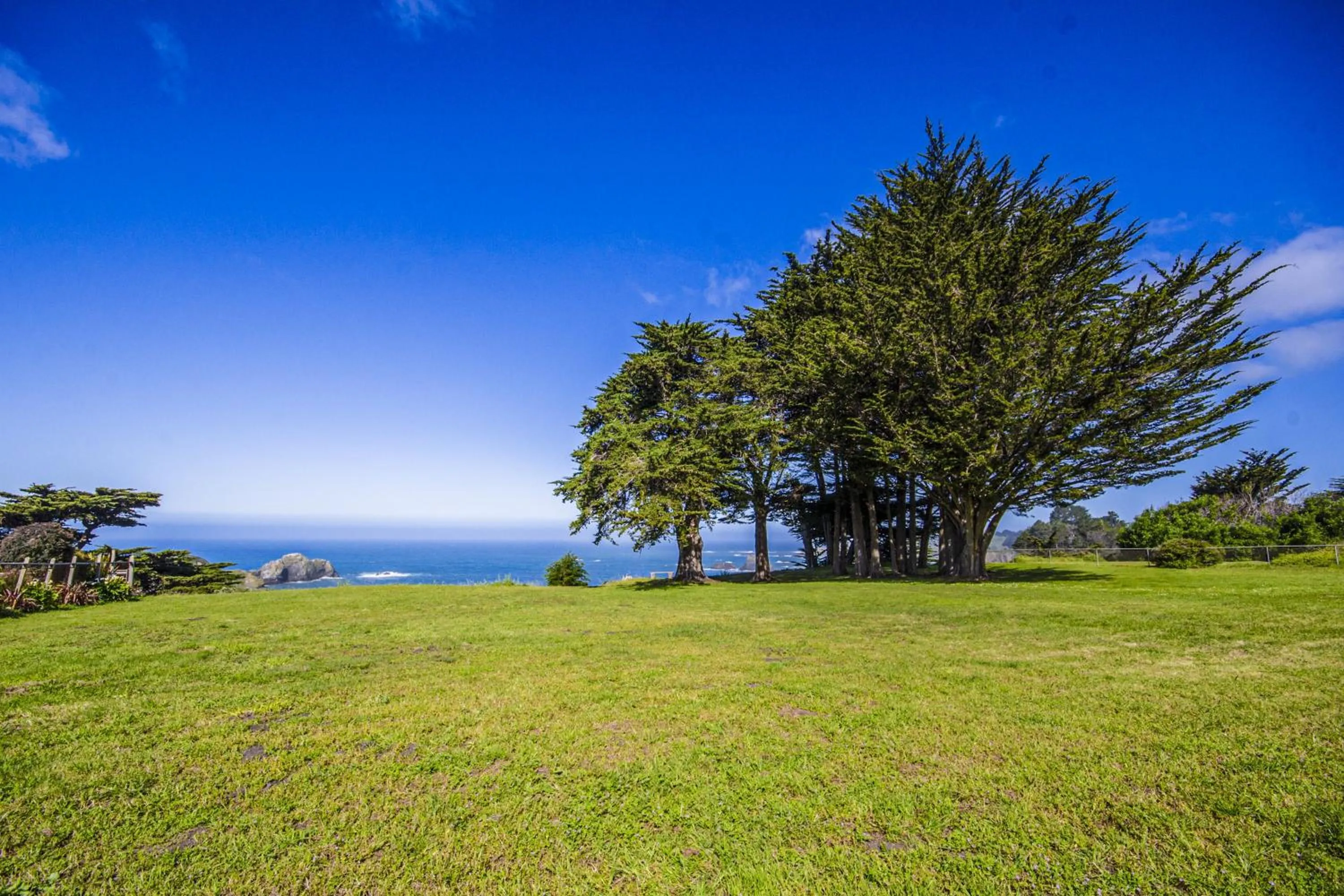 Large Oceanfront Bluff Home - Hot Tub Kids Room