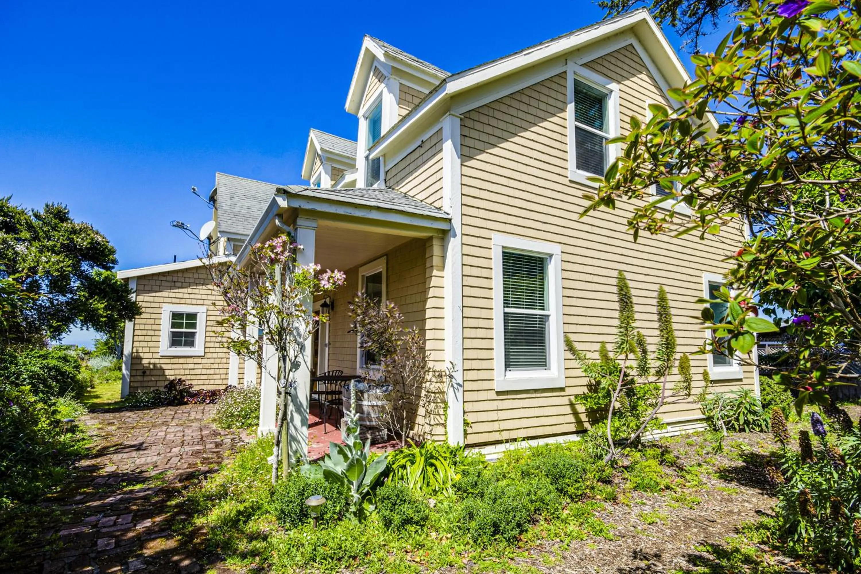 Large Oceanfront Bluff Home - Hot Tub Kids Room