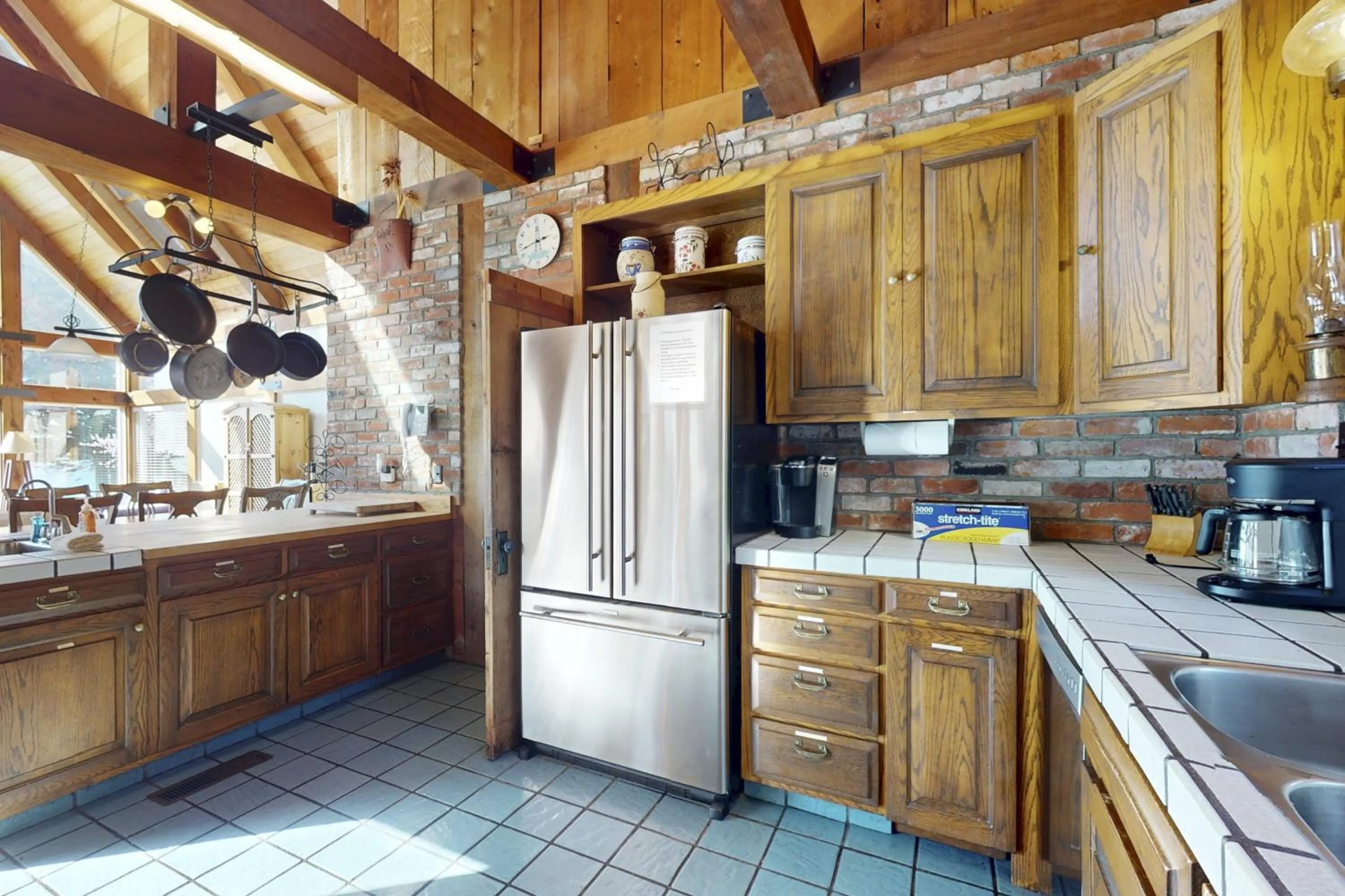 Large Oceanfront Bluff Home - Hot Tub Kids Room