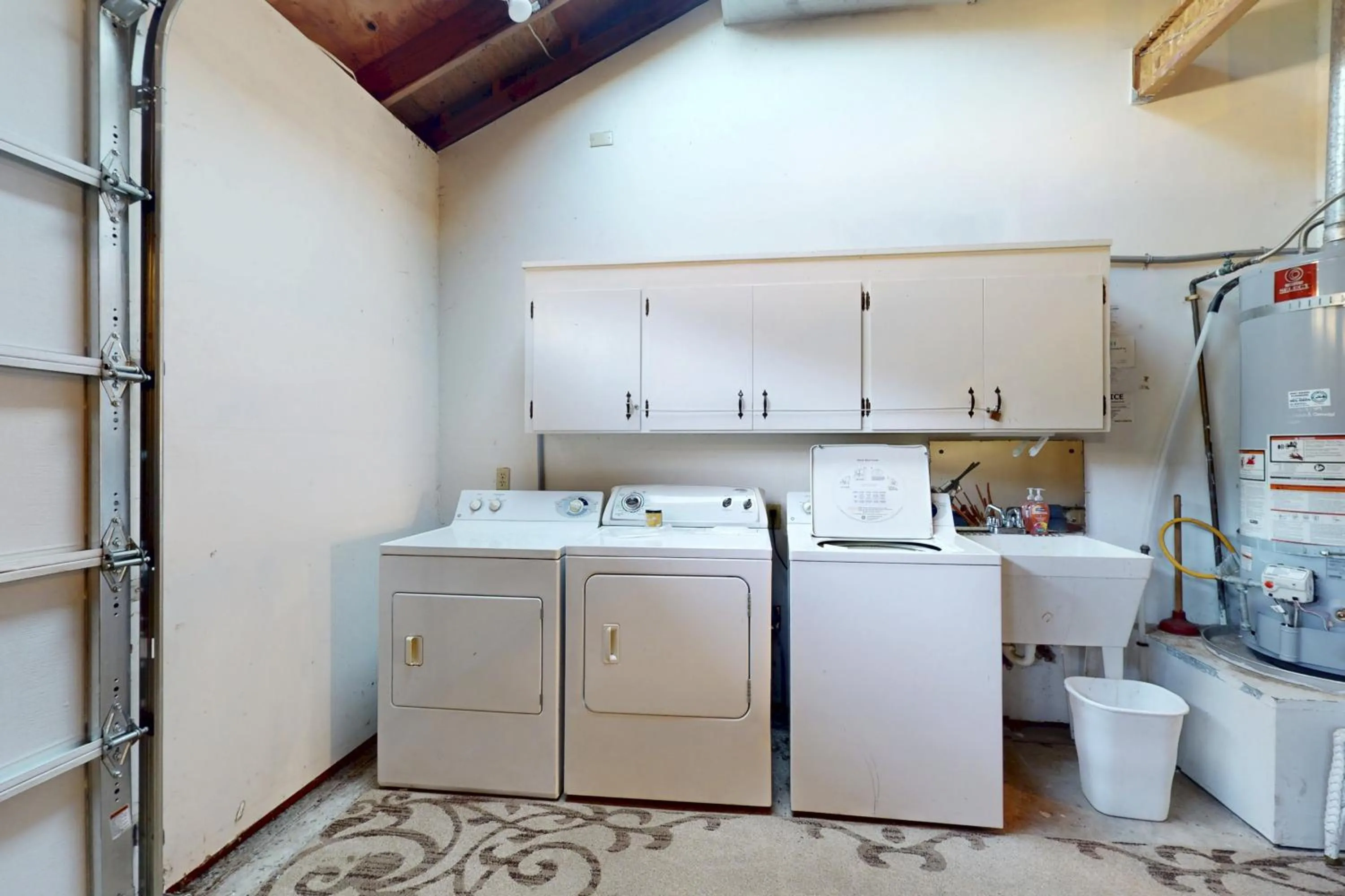 Large Oceanfront Bluff Home - Hot Tub Kids Room