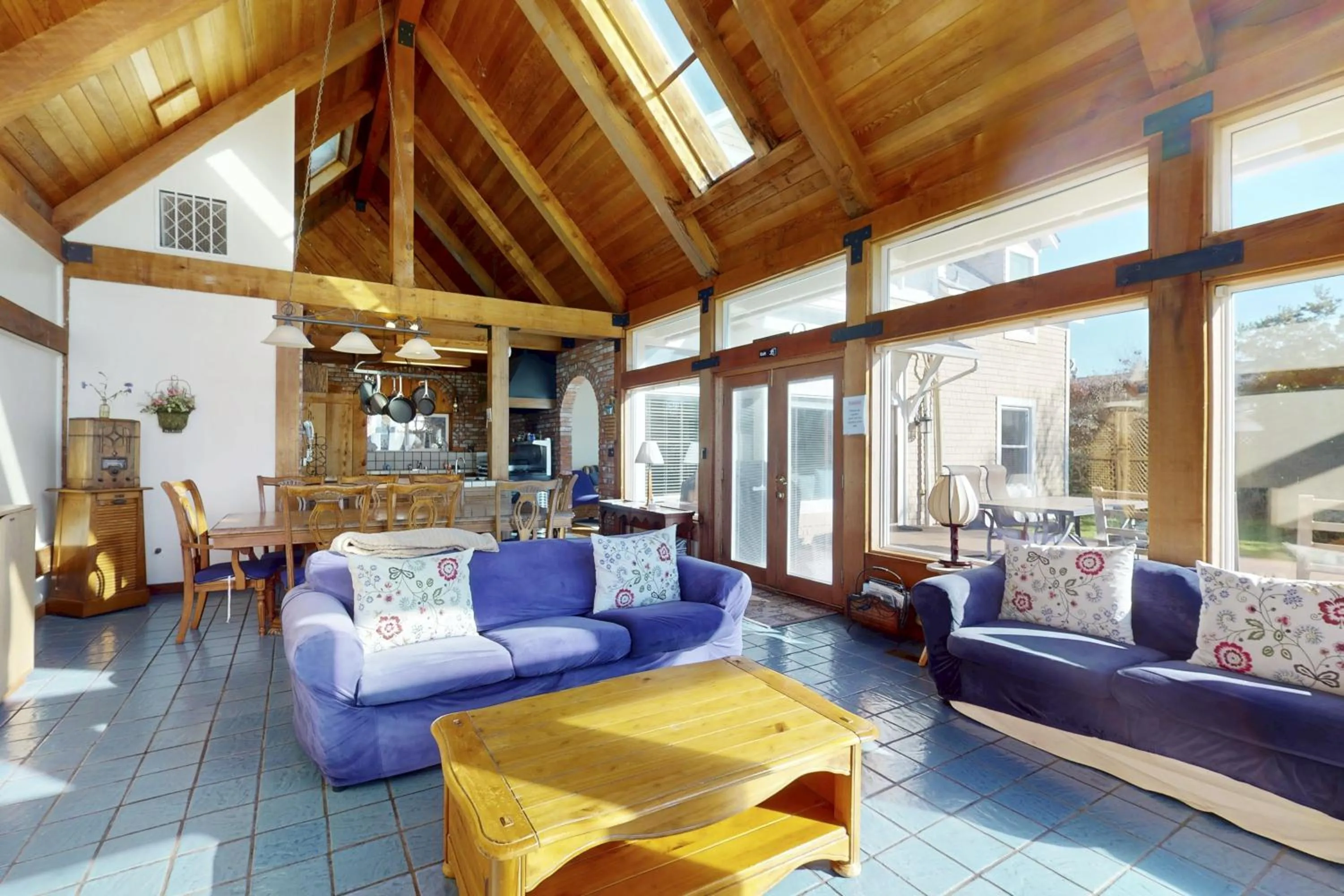 Large Oceanfront Bluff Home - Hot Tub Kids Room