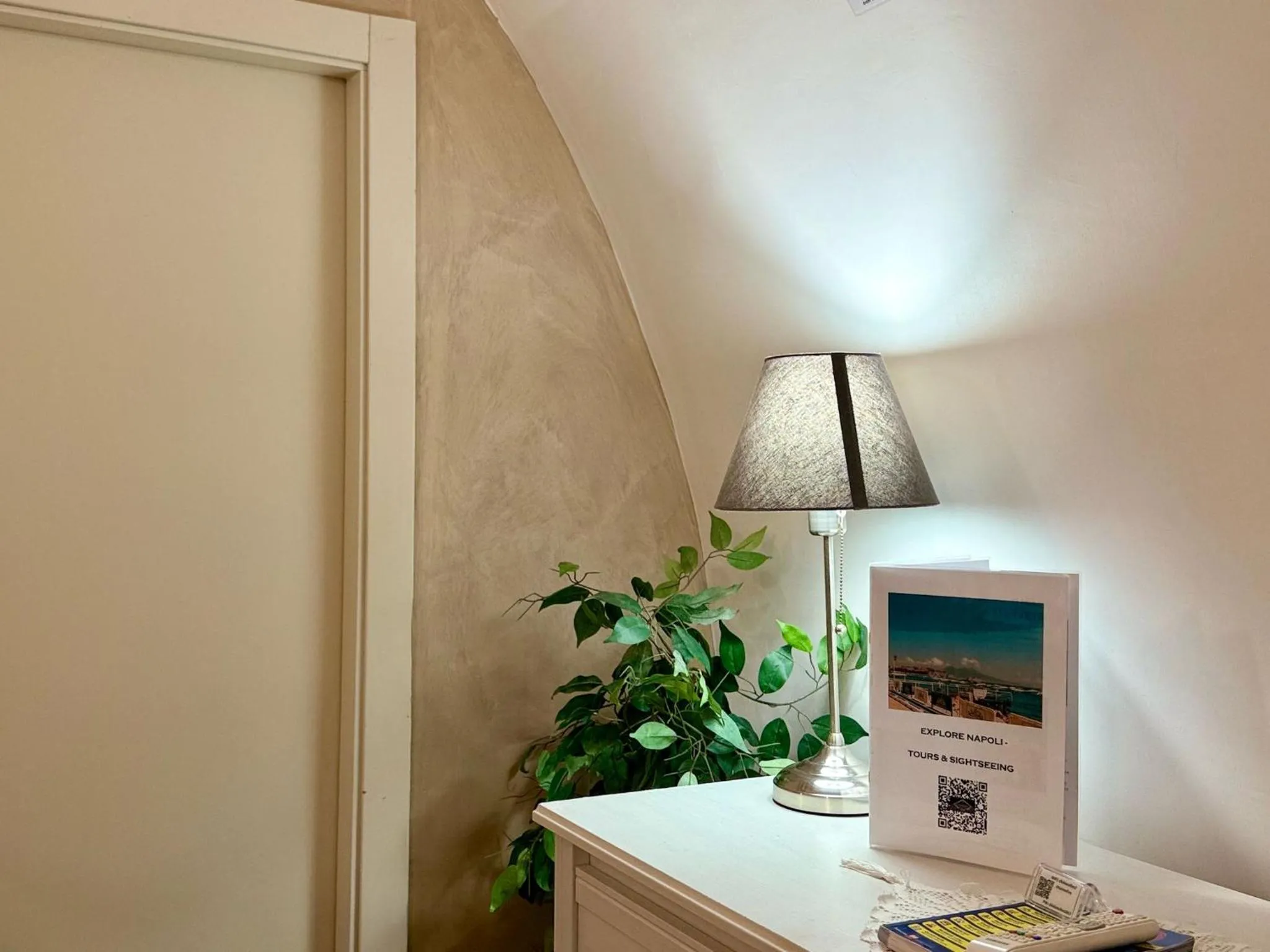 Photo of the whole room in Chiaia Suites