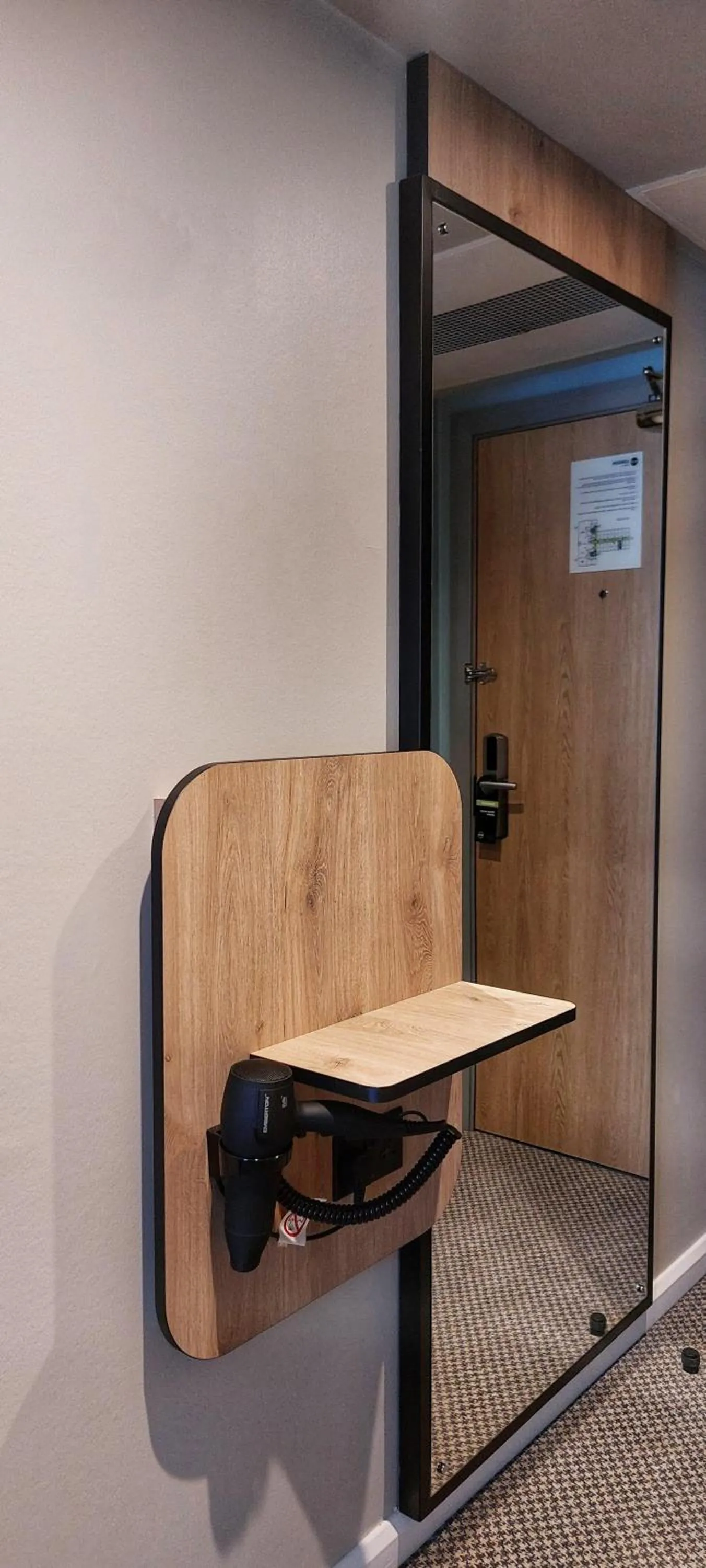 Photo of the whole room in B&B HOTEL London Heathrow