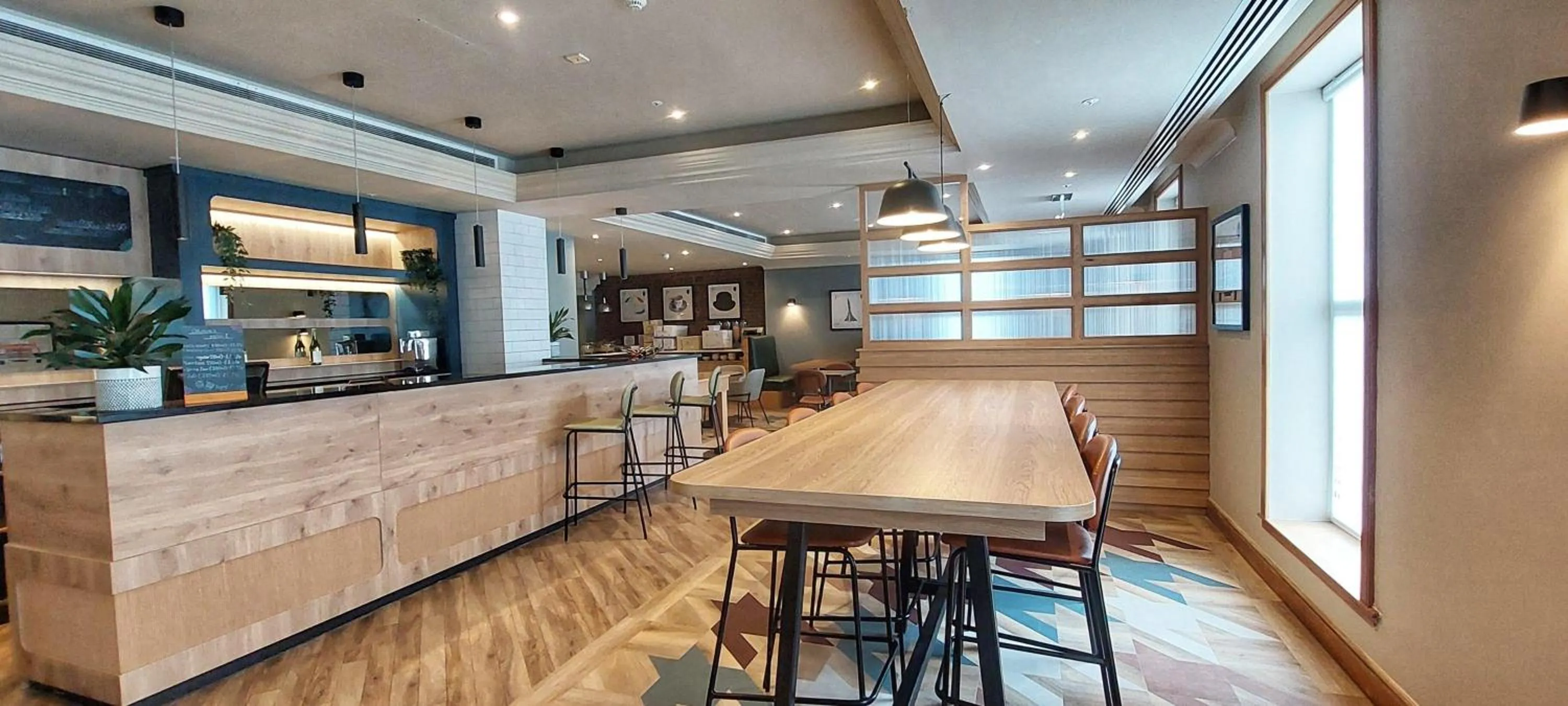 Lounge or bar in B&B HOTEL London Heathrow