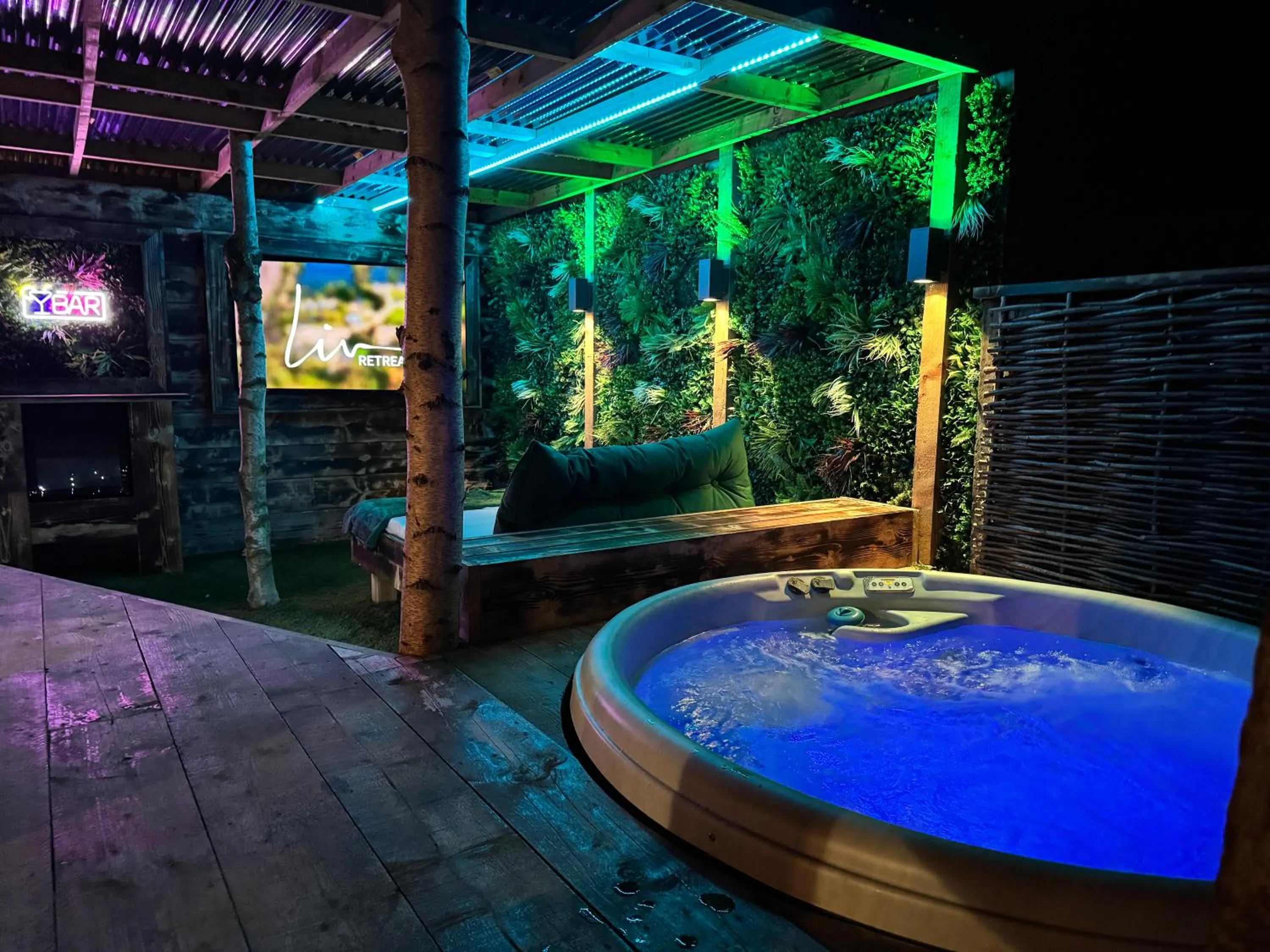 Garden in Woodlakes Park By Liv Retreats