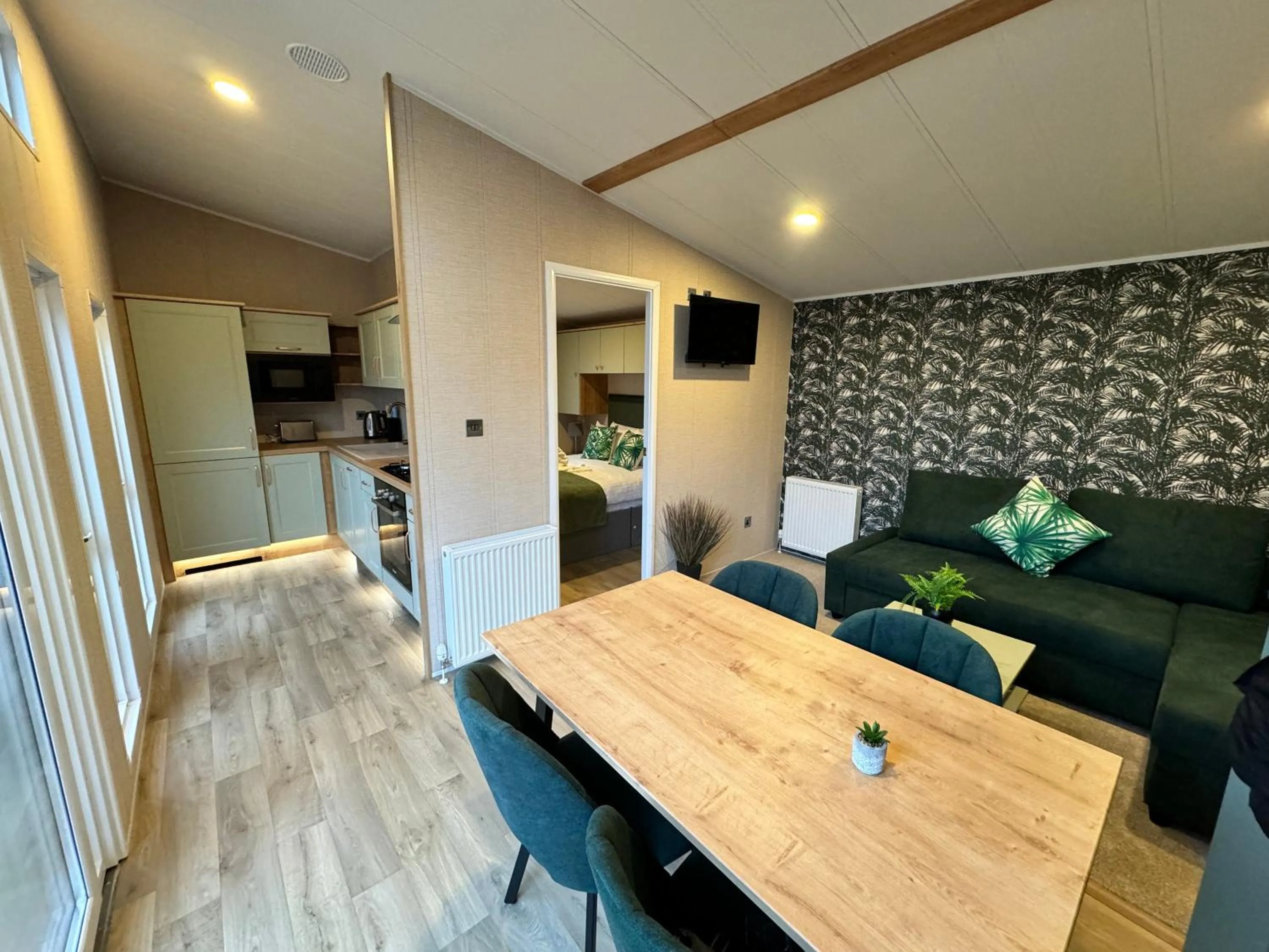 TV and multimedia in Woodlakes Park By Liv Retreats