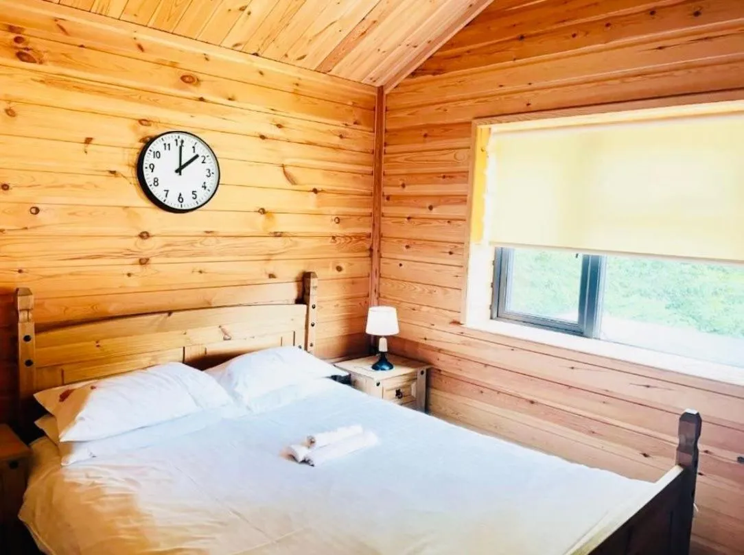 Bed in Woodlakes Park By Liv Retreats