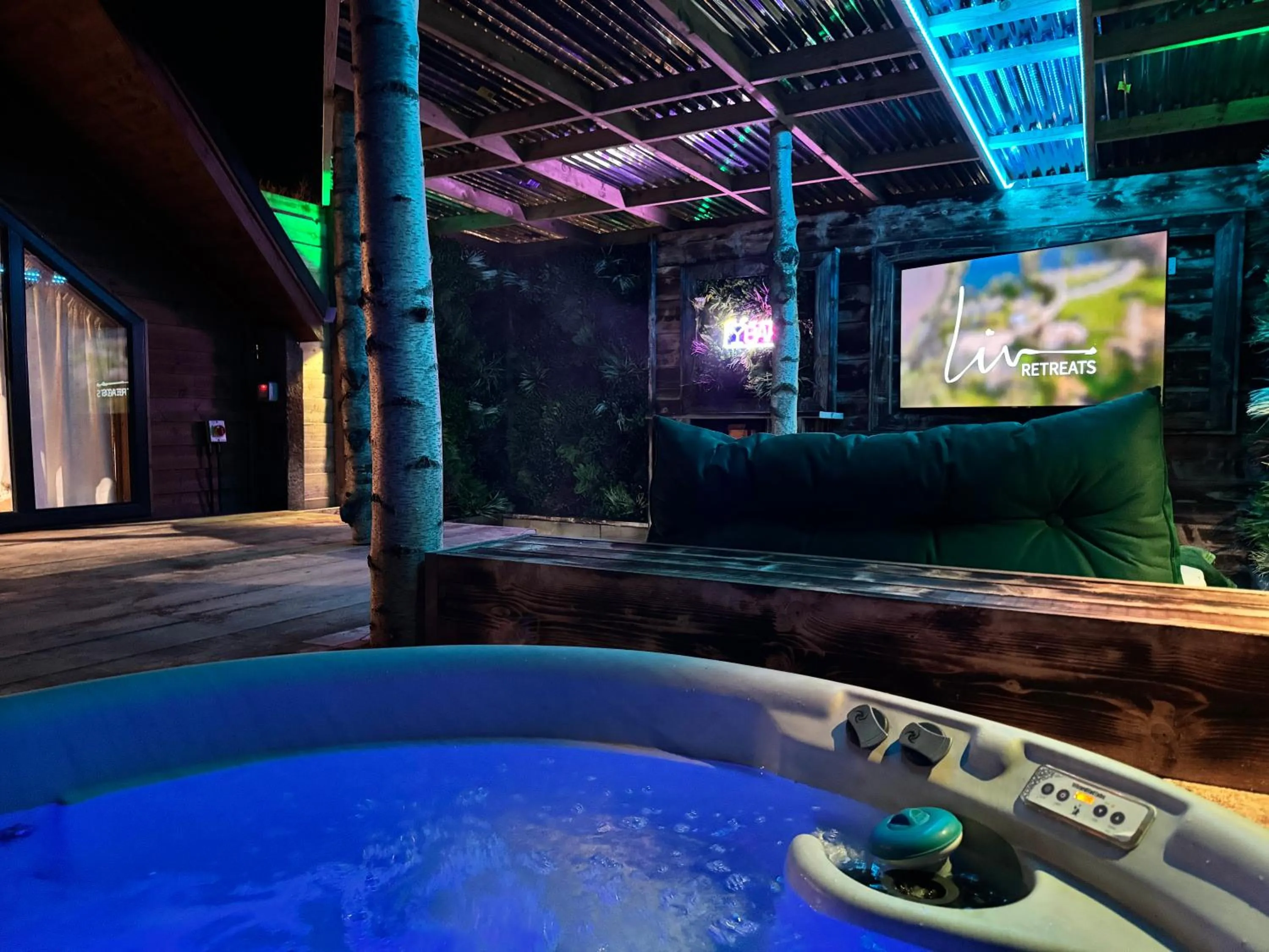 Ash 32 Secret Retreat in Woodlakes Park By Liv Retreats