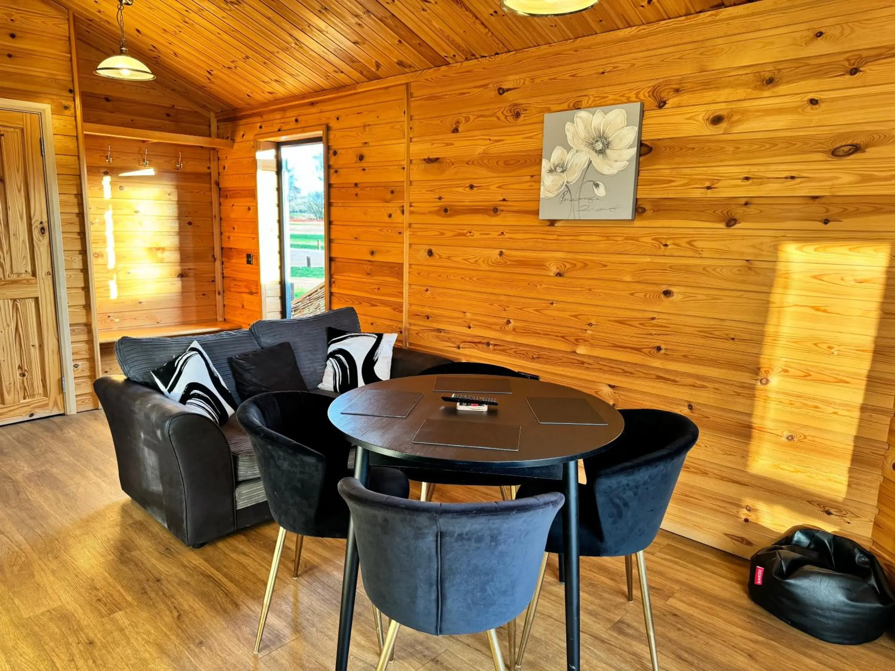 Cottage with Garden View in Woodlakes Park By Liv Retreats Cottage with Garden View in Woodlakes Park By Liv Retreats