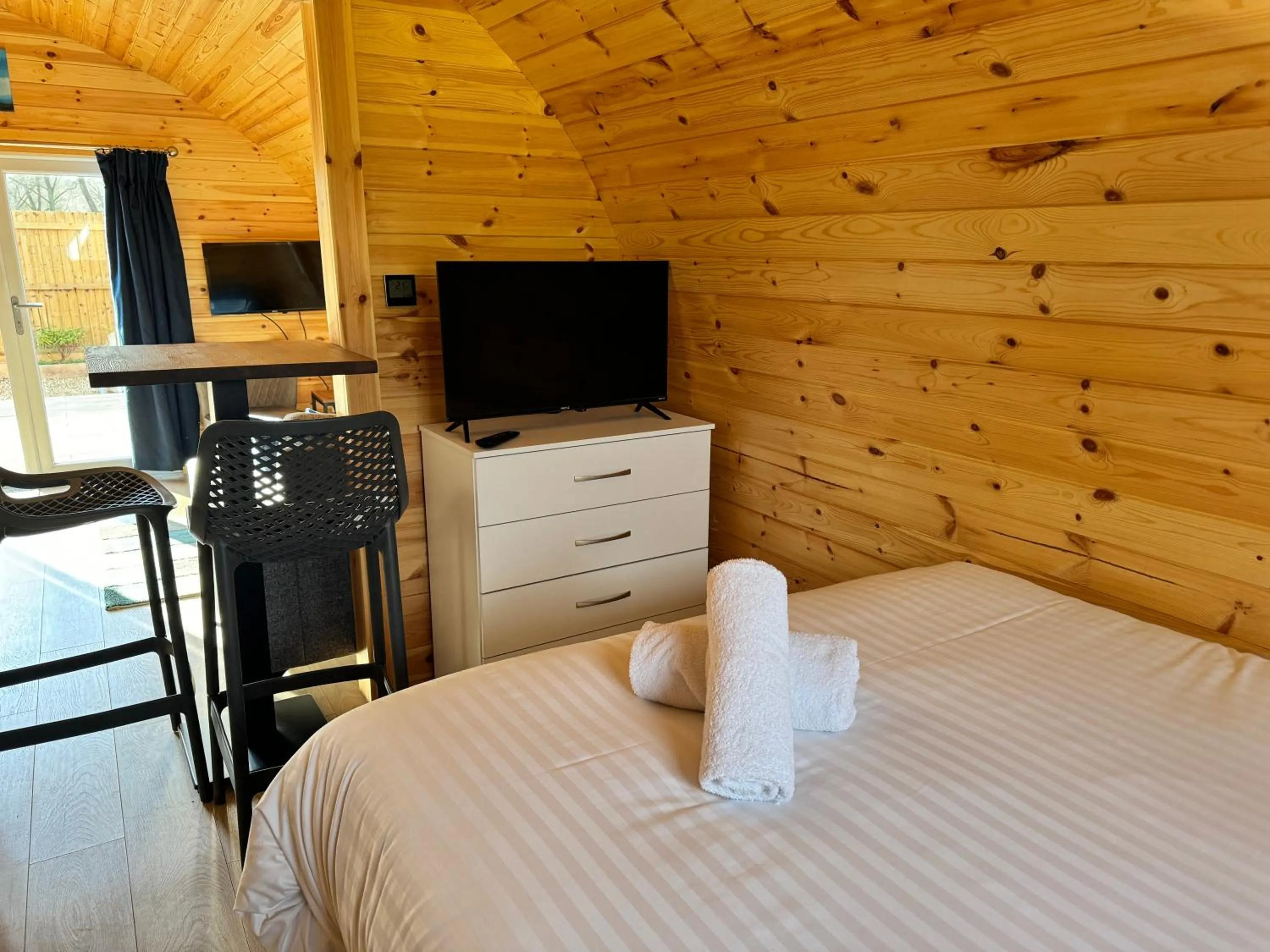 Bed in Woodlakes Park By Liv Retreats