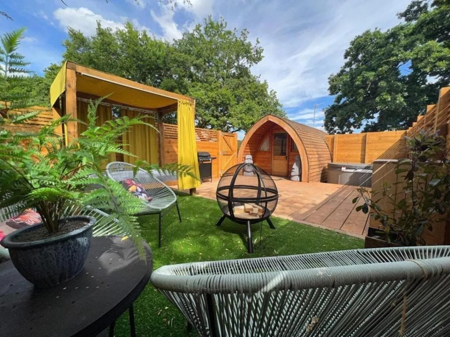 Garden in Woodlakes Park By Liv Retreats