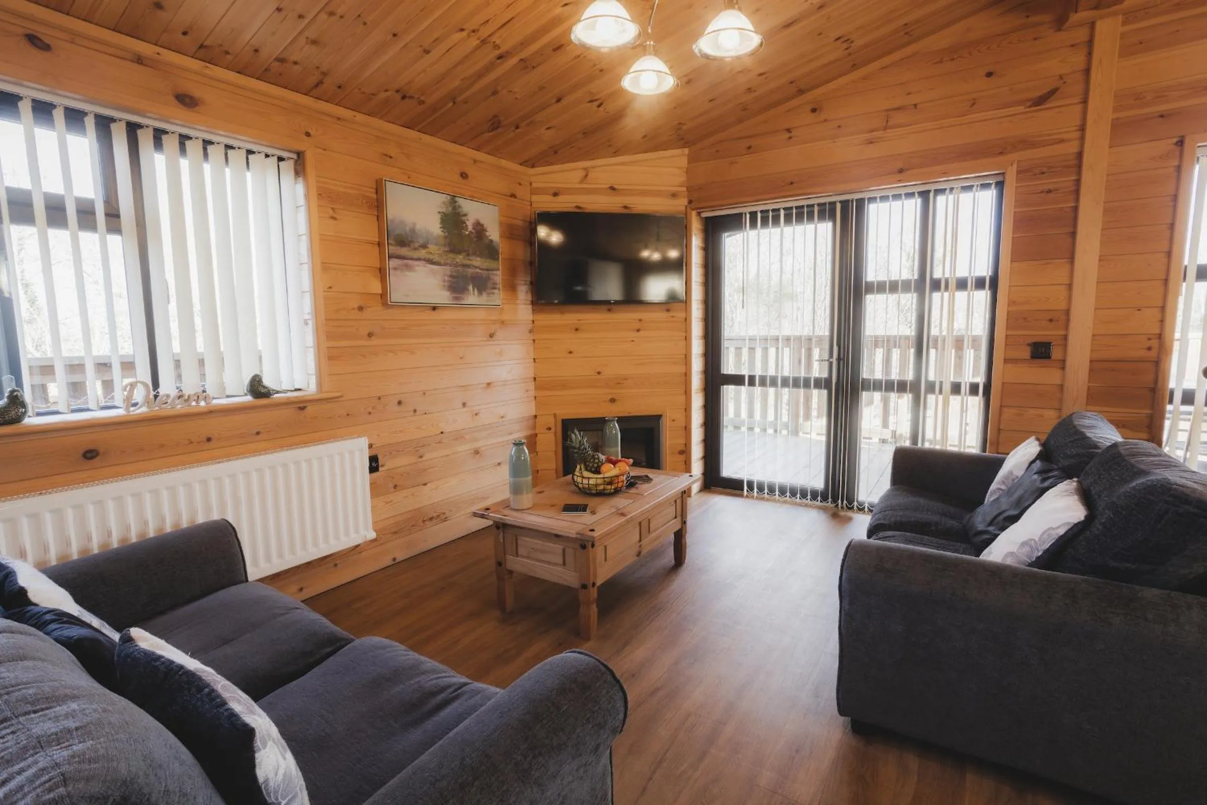 Larch Lodge Lakeside View - Disability Access  in Woodlakes Park By Liv Retreats