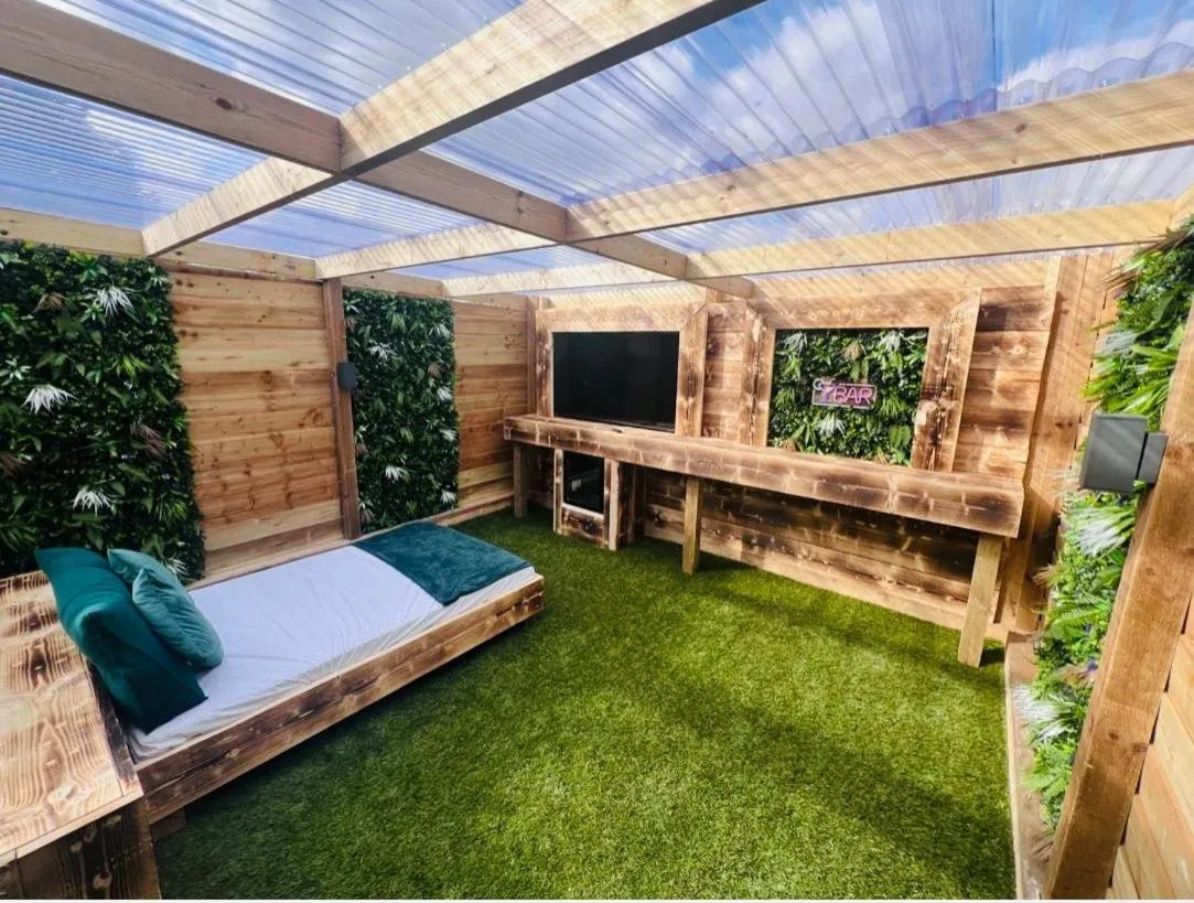 Bed in Woodlakes Park By Liv Retreats