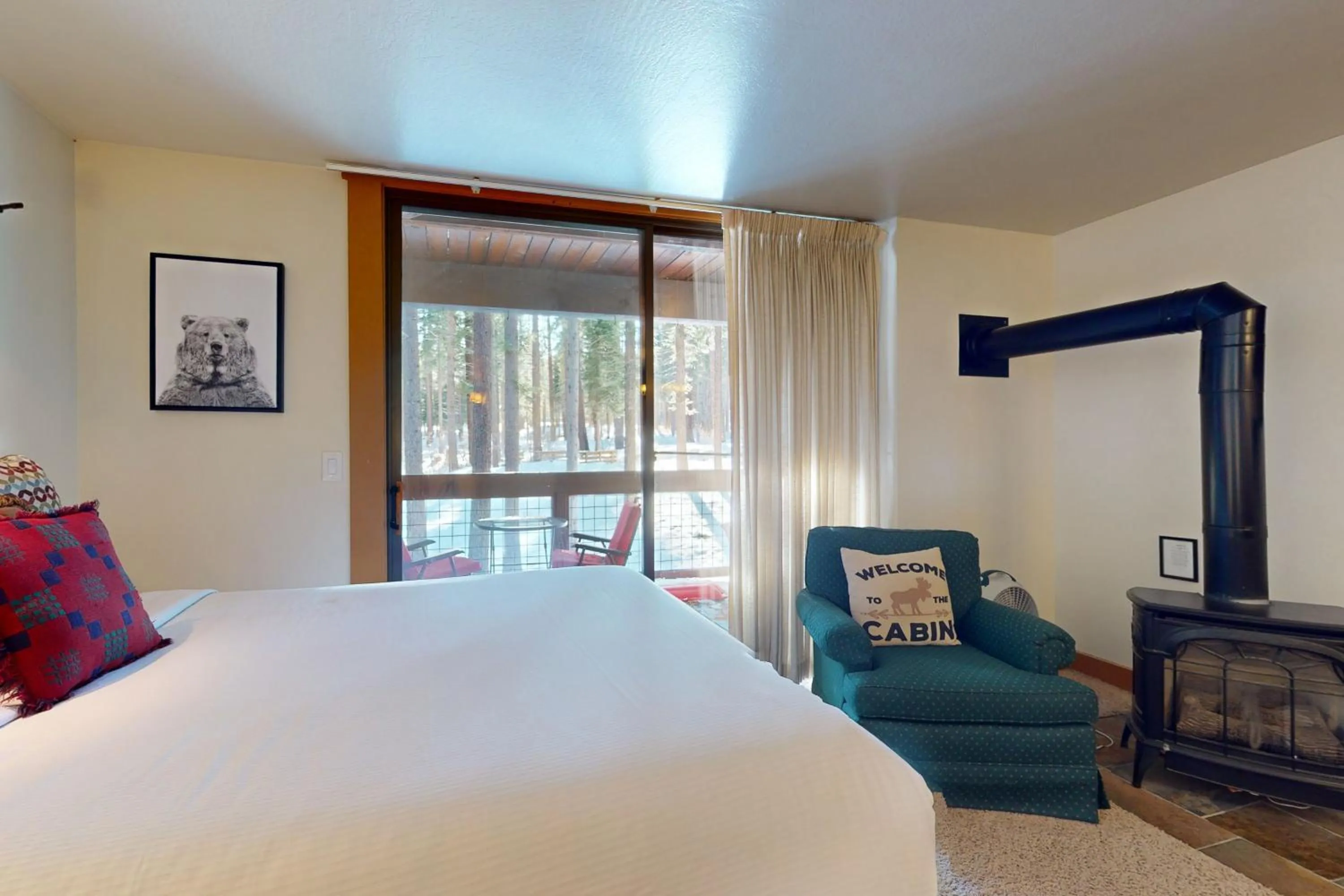 Bed in Aspen Grove Hideaway