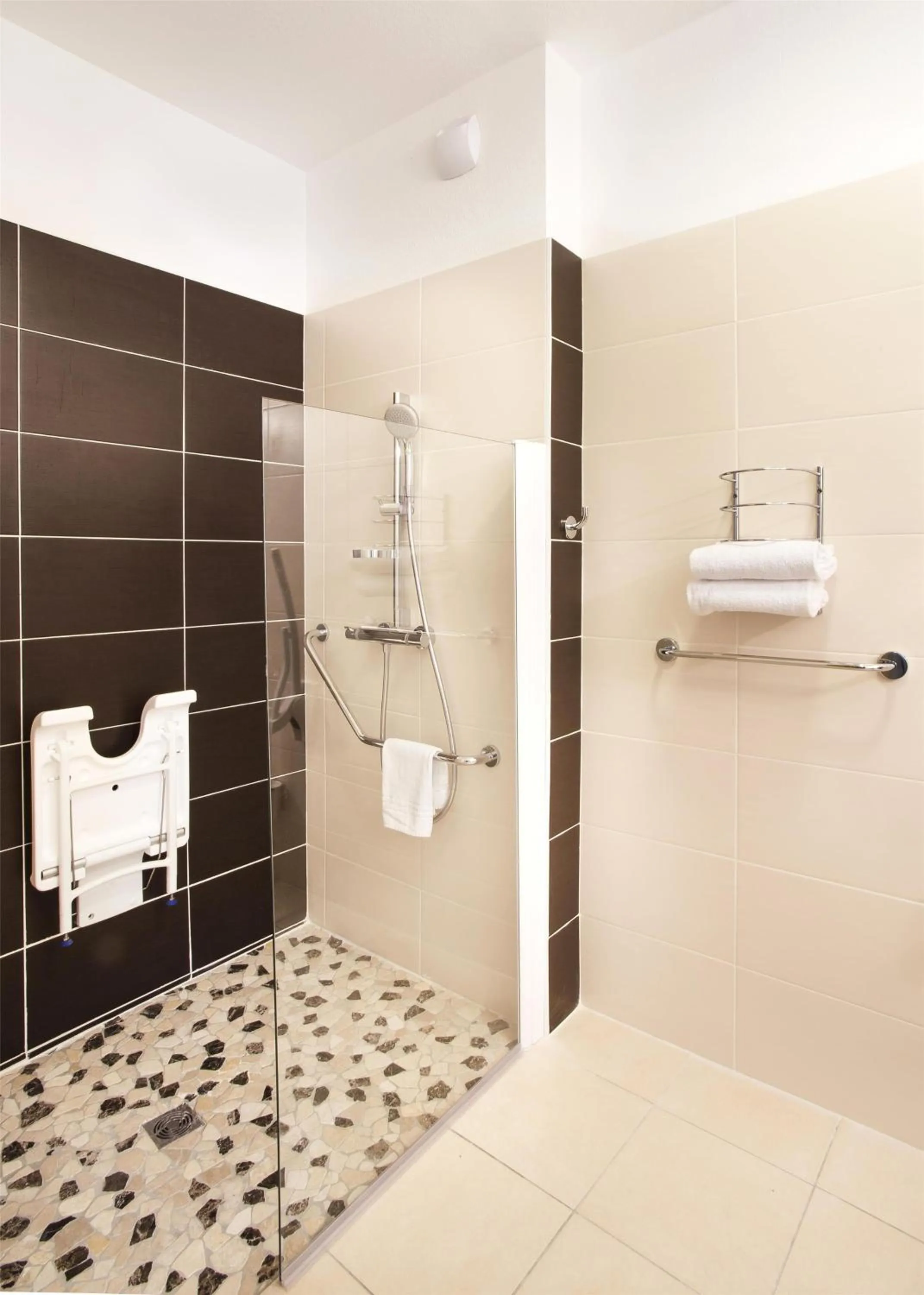 Bathroom in Kyriad Chambéry Centre - Hôtel et Résidence