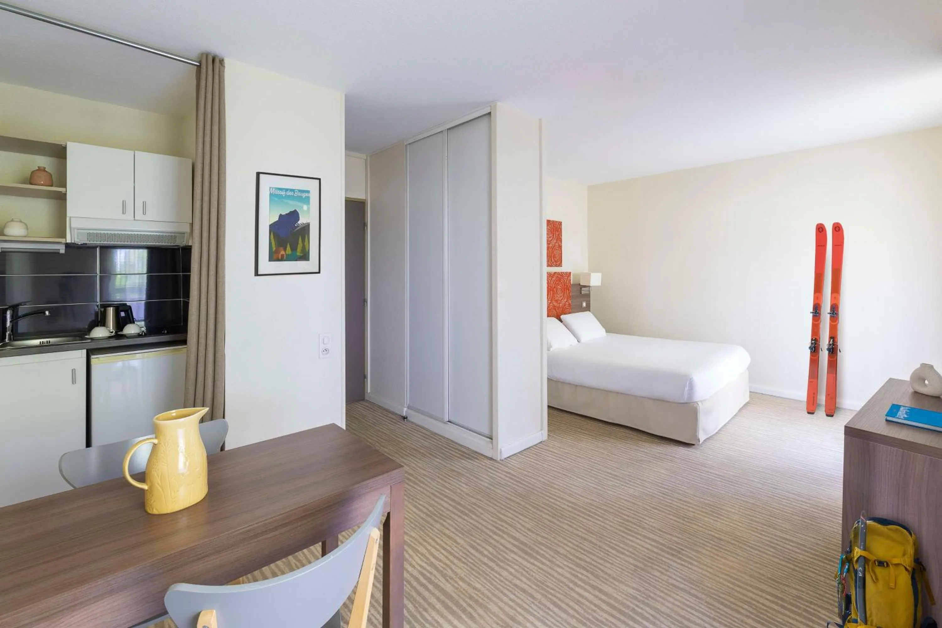 Bedroom, Bed in Kyriad Chambéry Centre - Hôtel et Résidence