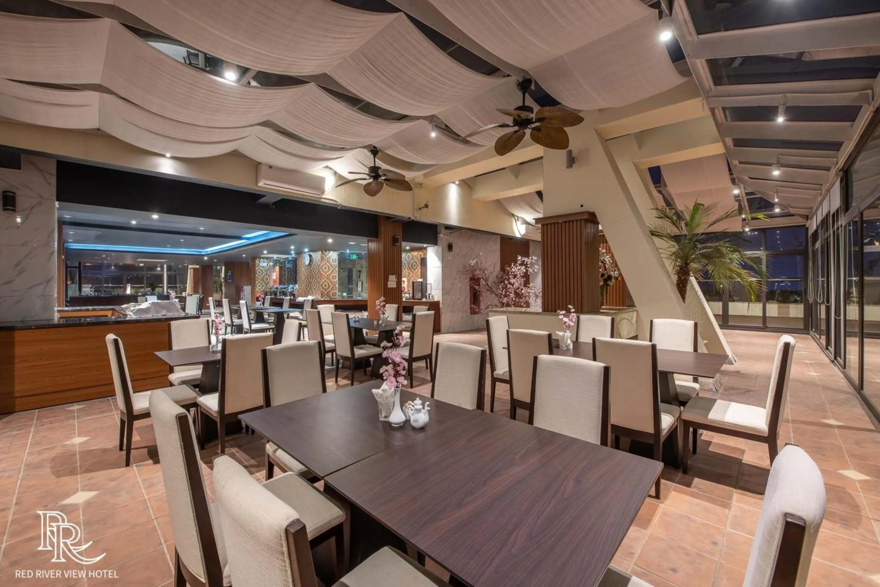 Restaurant/places to eat in Red River View Hotel