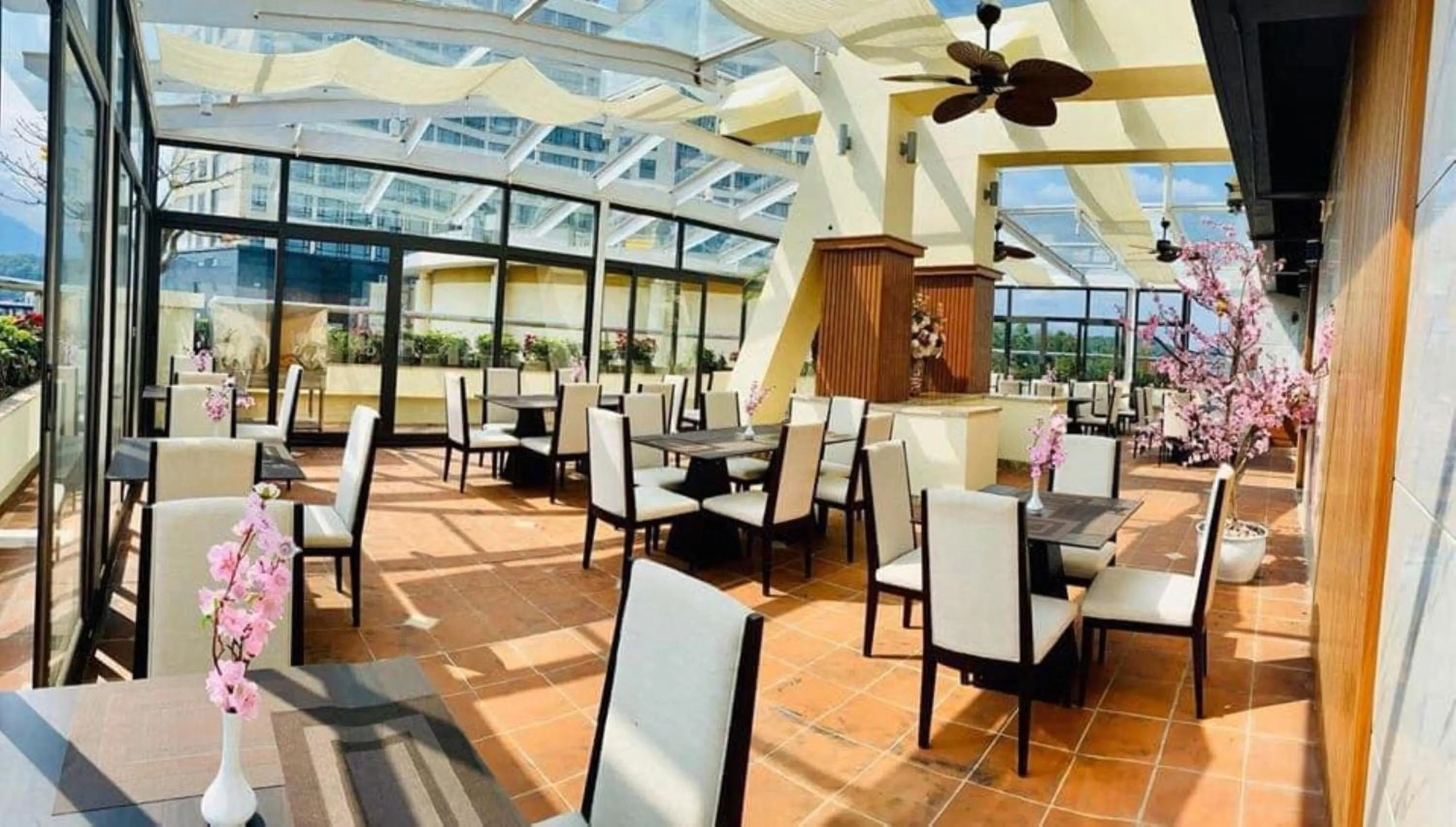 Restaurant/places to eat in Red River View Hotel